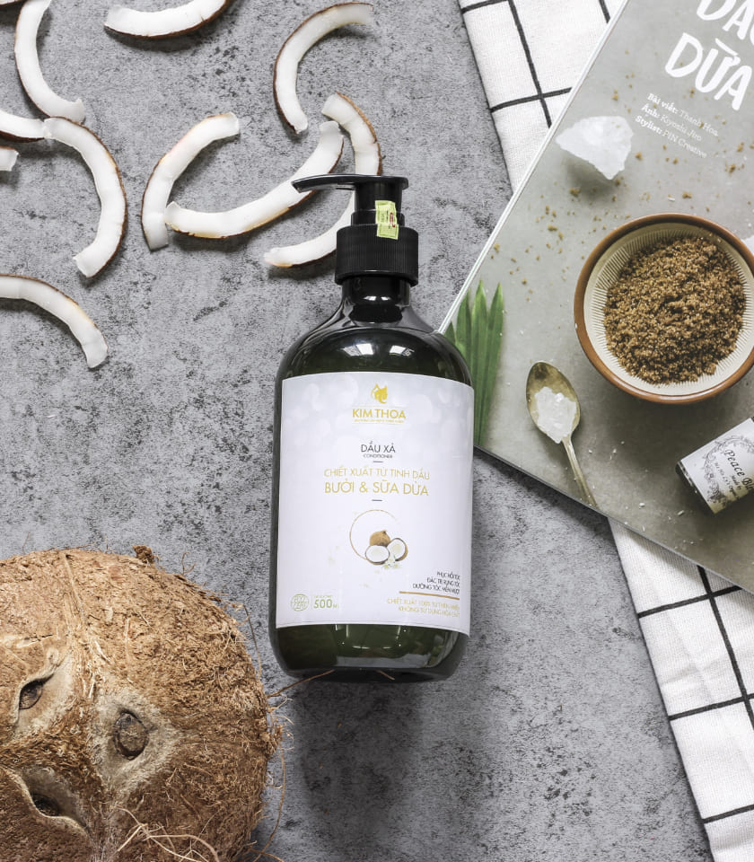 全体が濃い緑色で大きい白いラベルが貼ってあるシャンプー01のボトルの写真