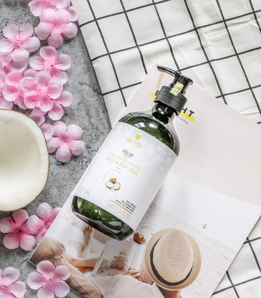 全体が濃い緑色で大きい白いラベルが貼ってあるシャンプー02のボトルの写真