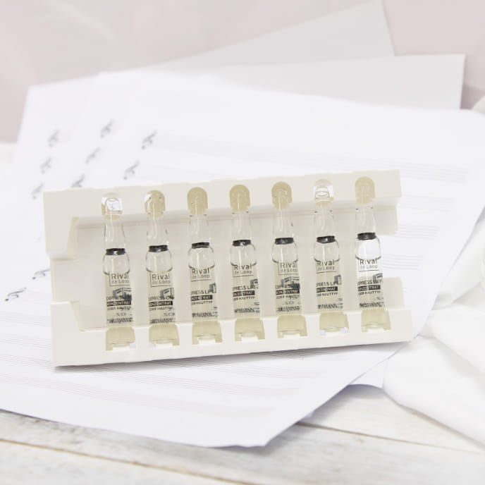 液体が入った試験管のような縦長の小さな容器が7つセットになっています。