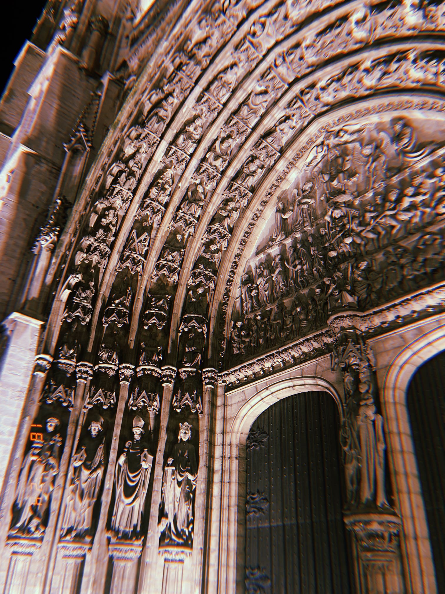 聖母大聖堂の入口の彫刻装飾（アントワープ）