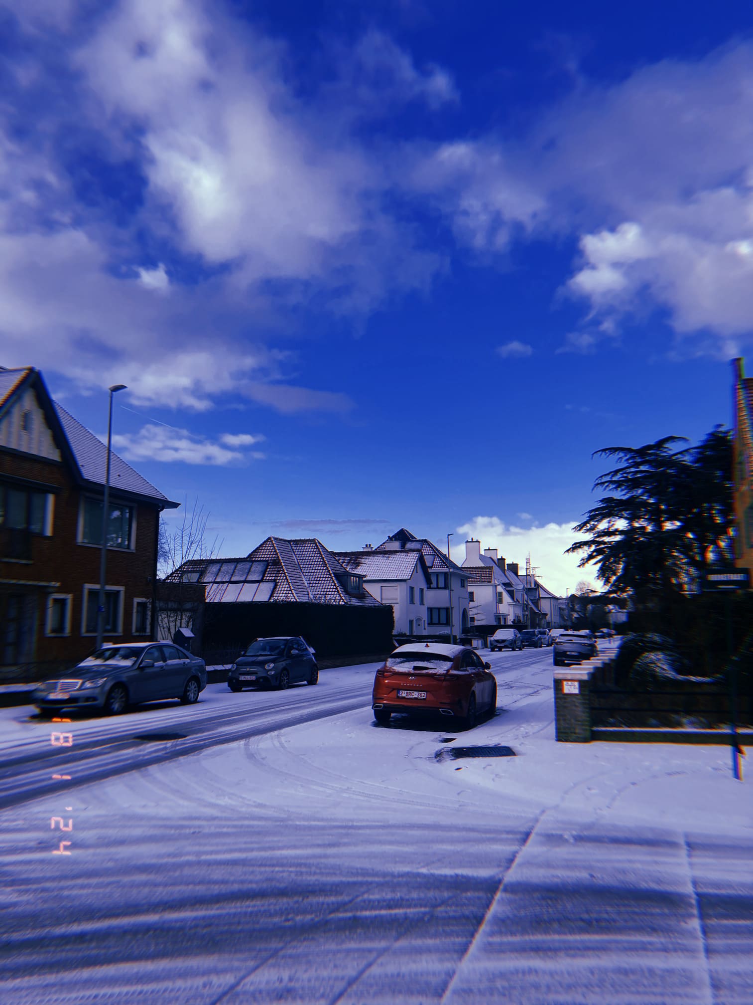 雪景色のブルージュの住宅街