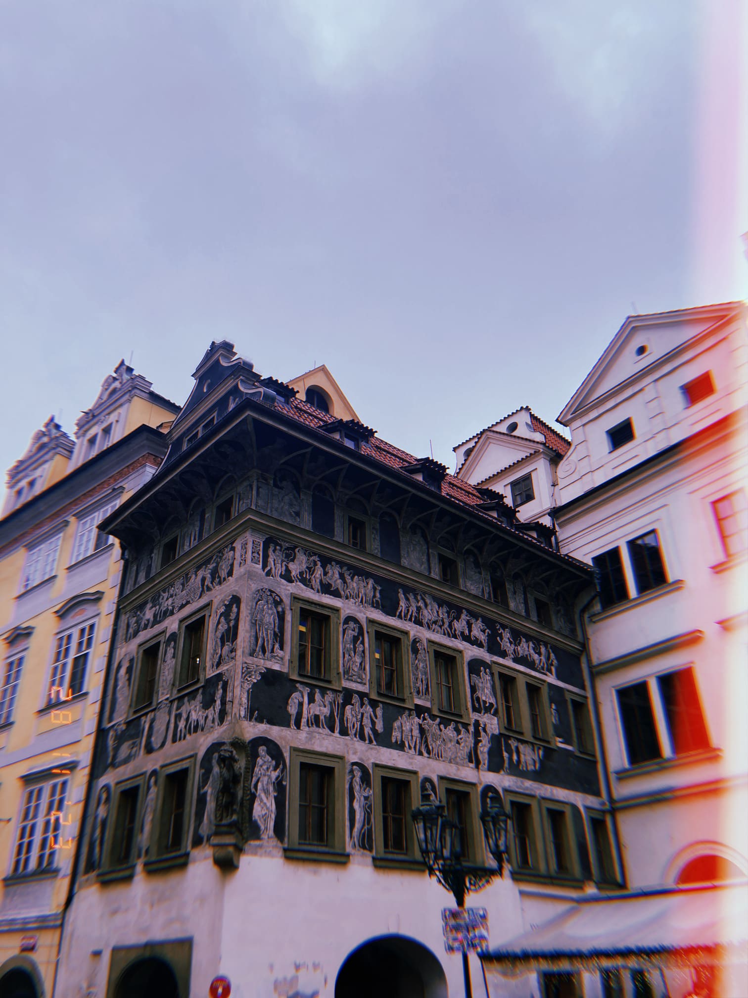 プラハ旧市街の壁画が描かれた建物