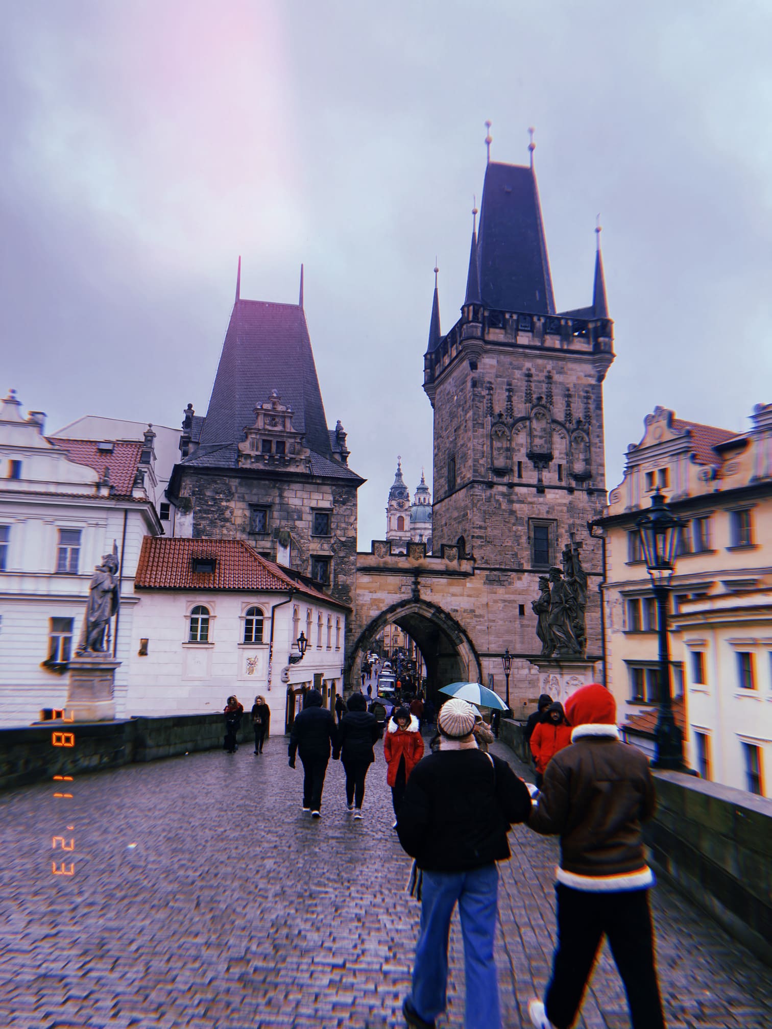 カレル橋の石畳と橋塔の風景