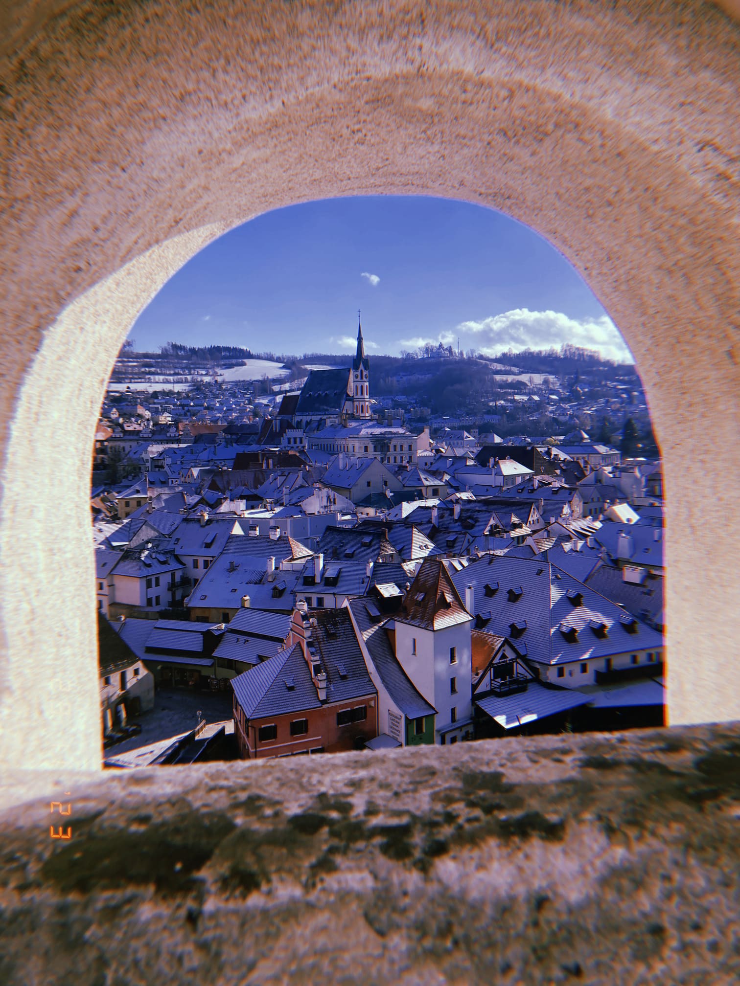 石壁の開口部から見たCesky Krumlovの街並み