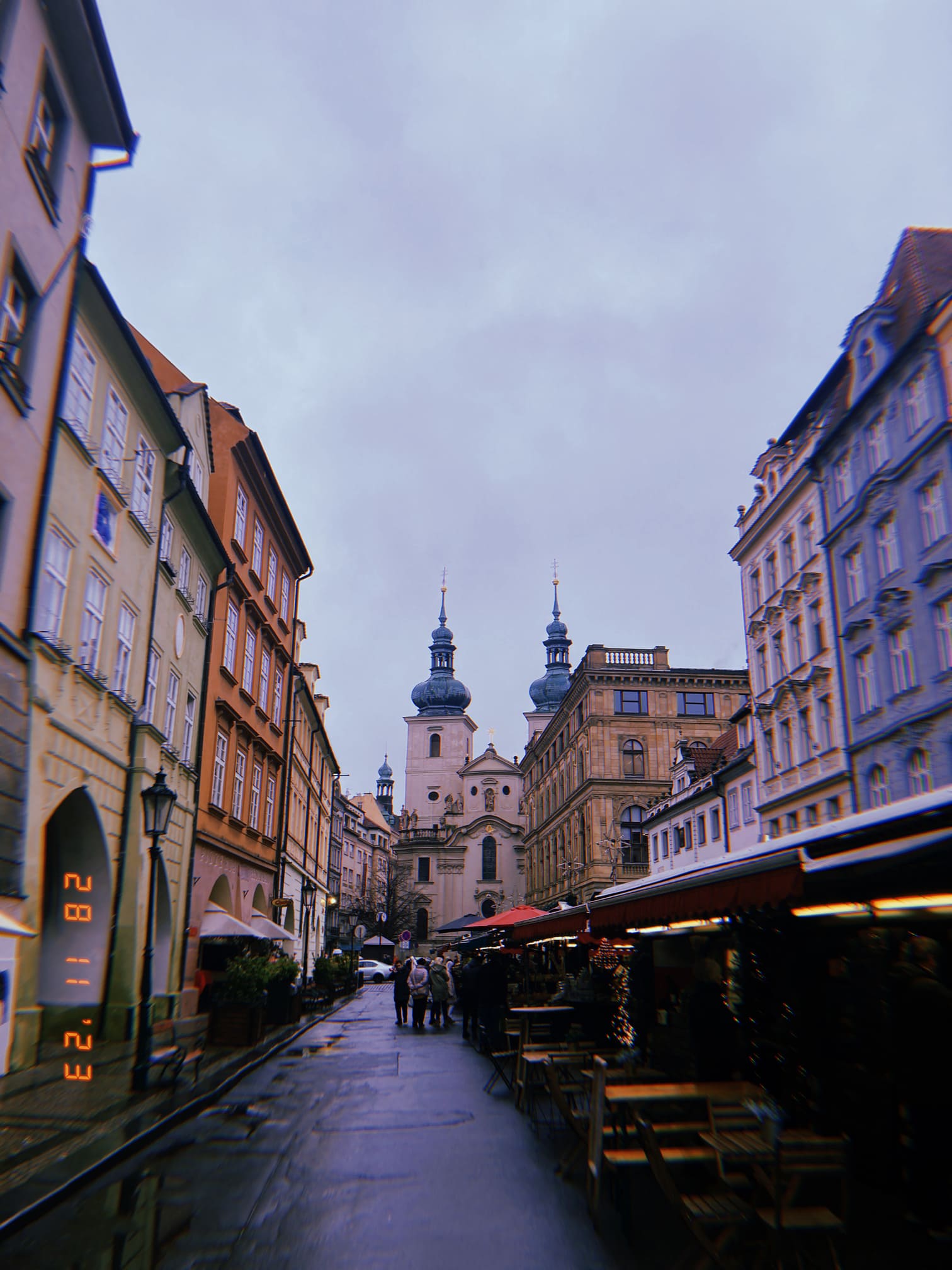 プラハ旧市街の通りと教会