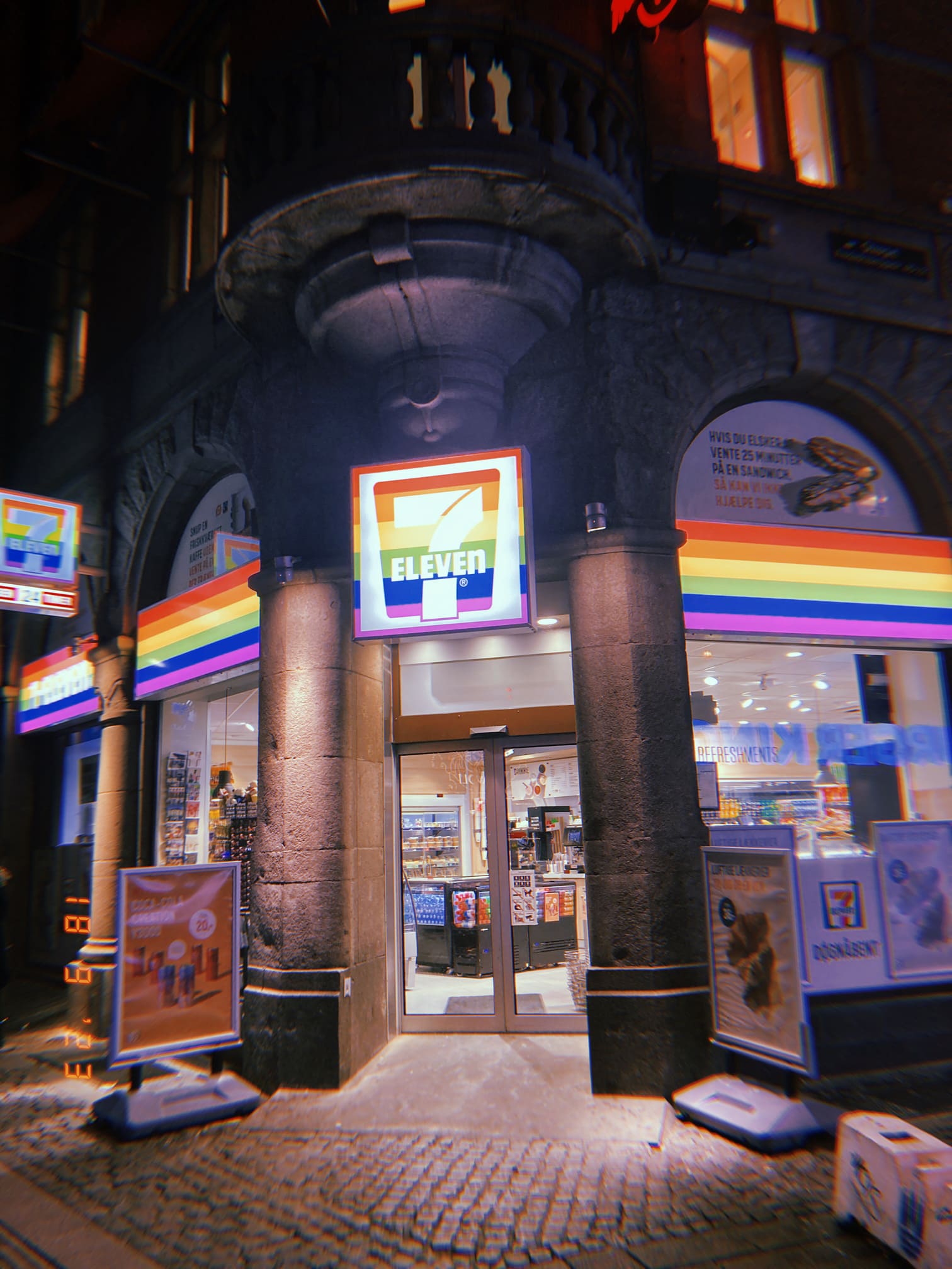 レインボーカラーのセブンイレブン