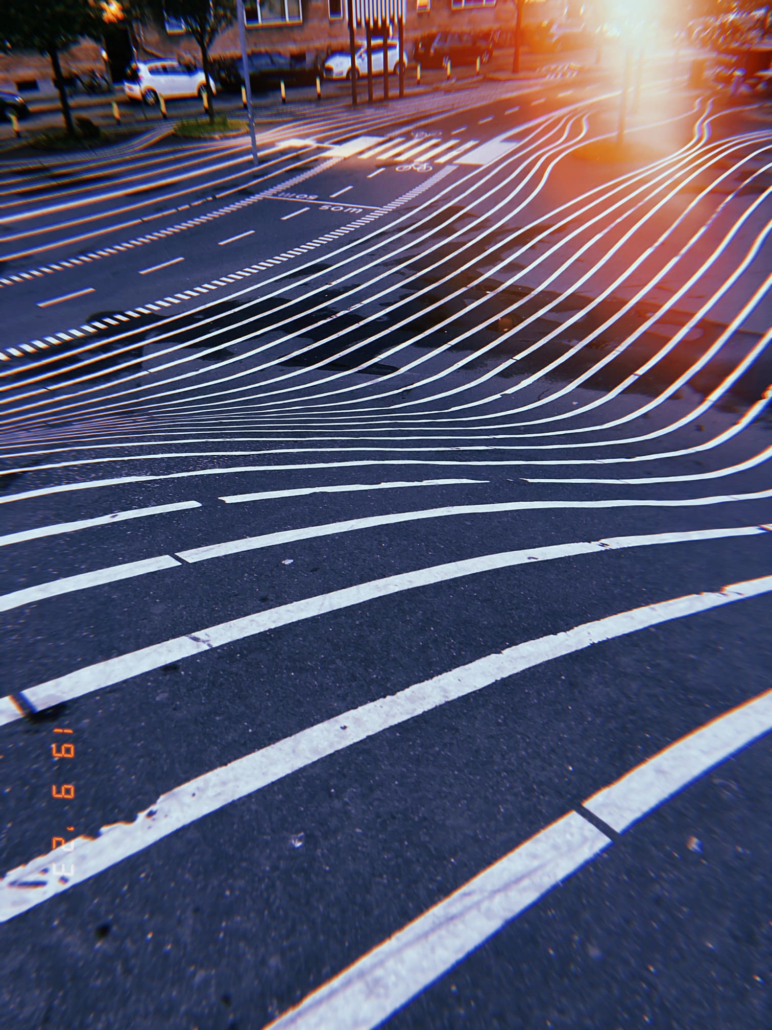 波打つ白線の道路