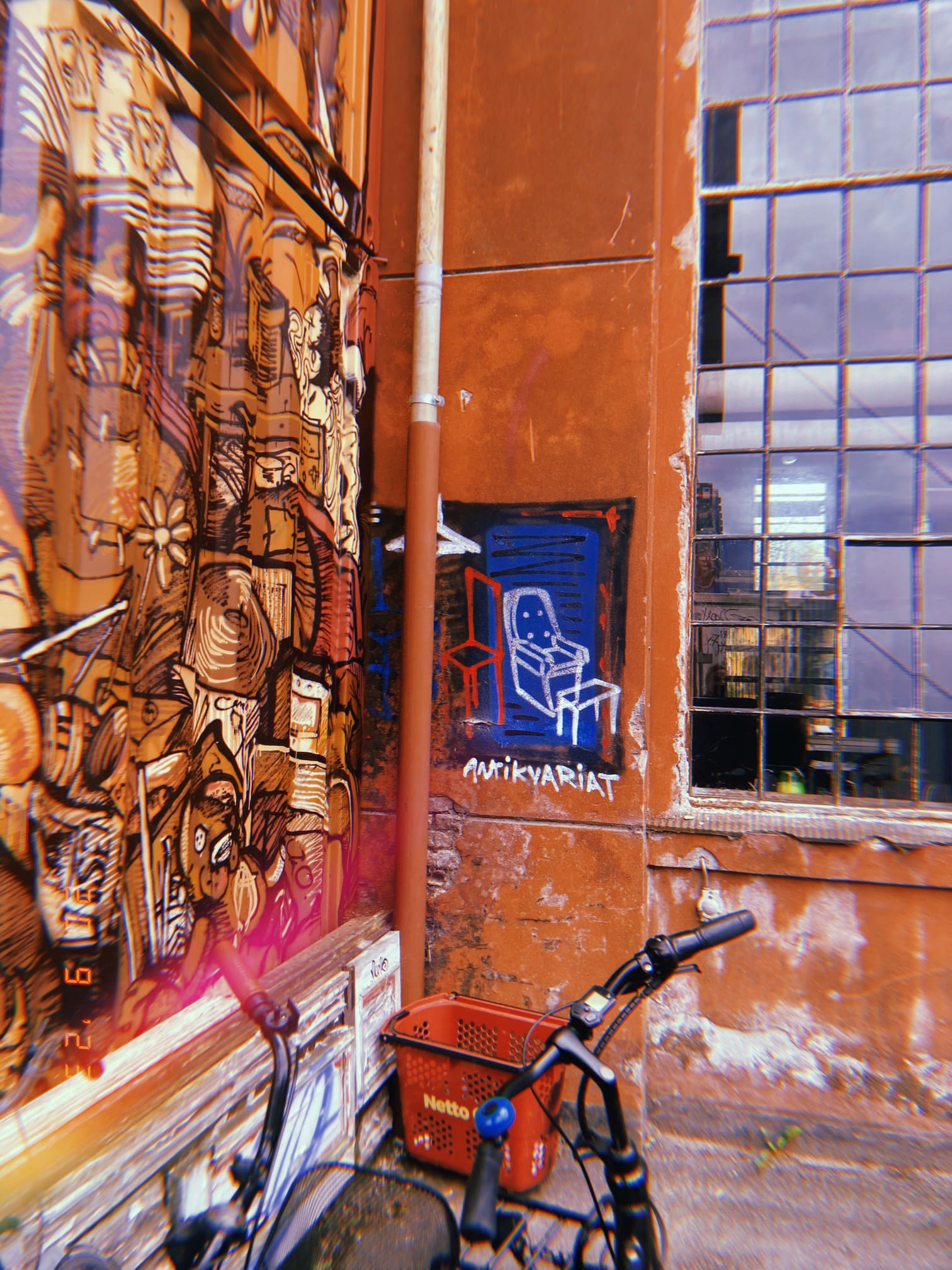 Antikvariatの壁アート