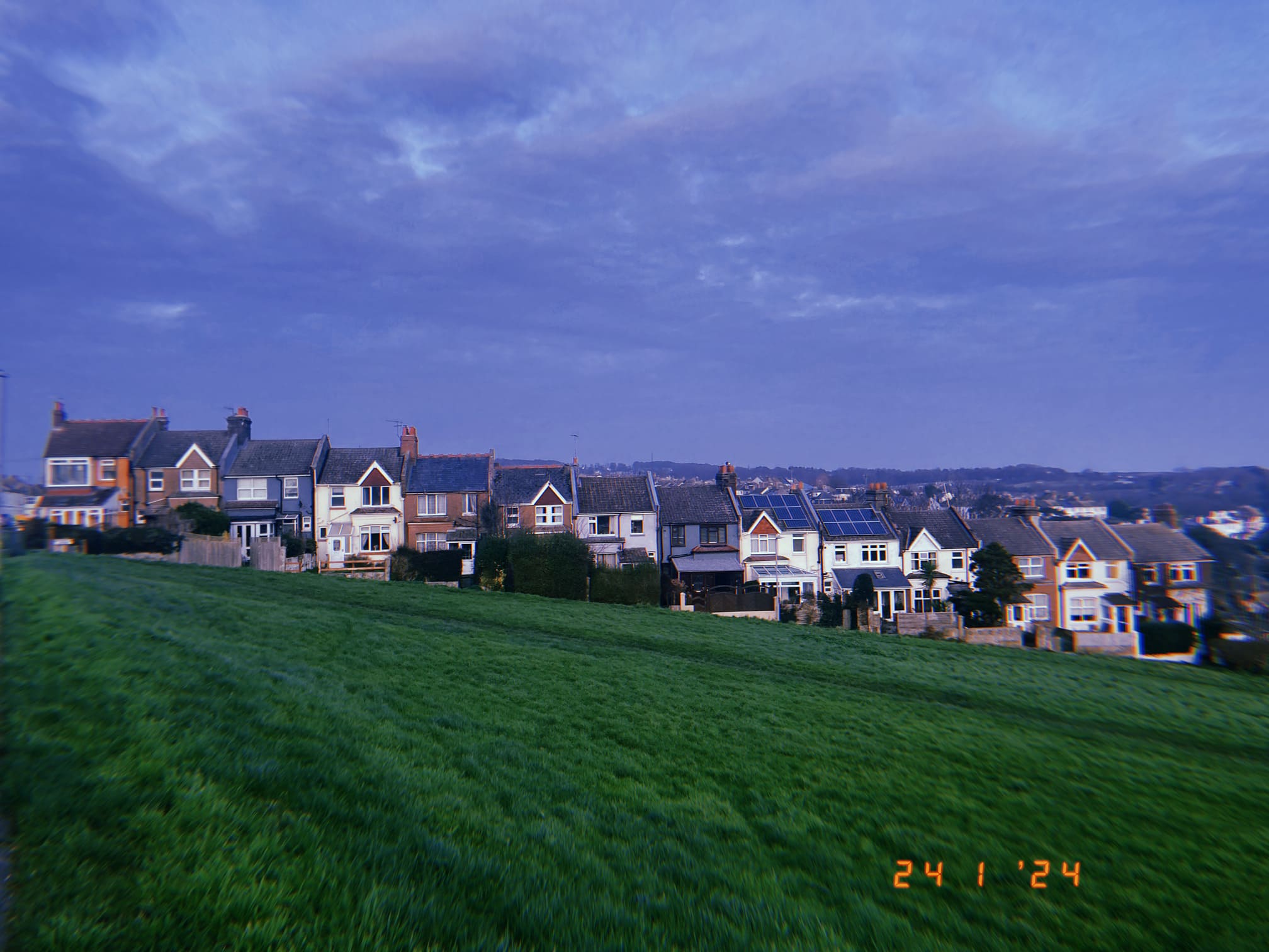 緑の丘越しに並ぶ家々（ヘイスティングス）