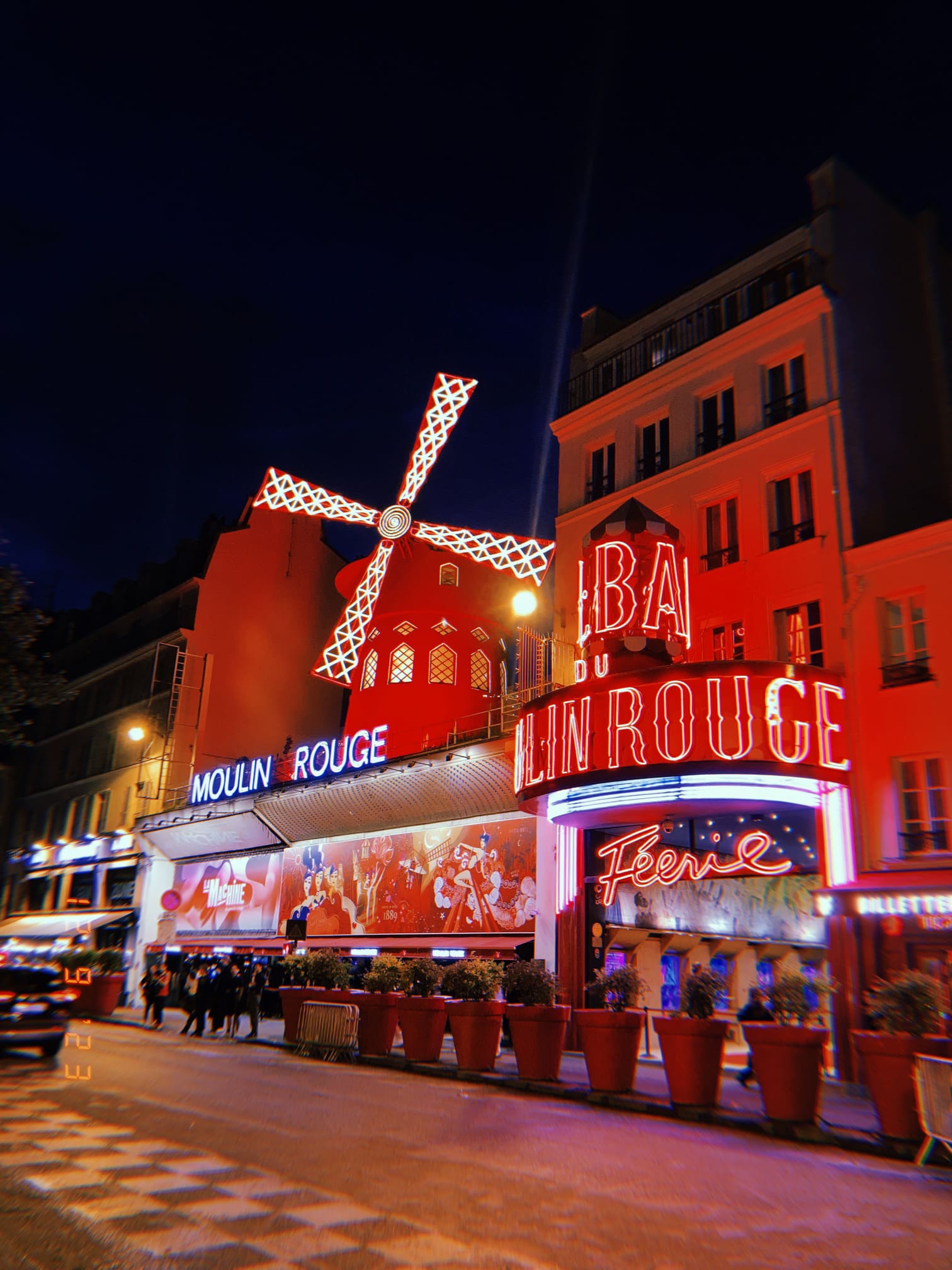 夜のムーラン・ルージュの赤い風車とネオン