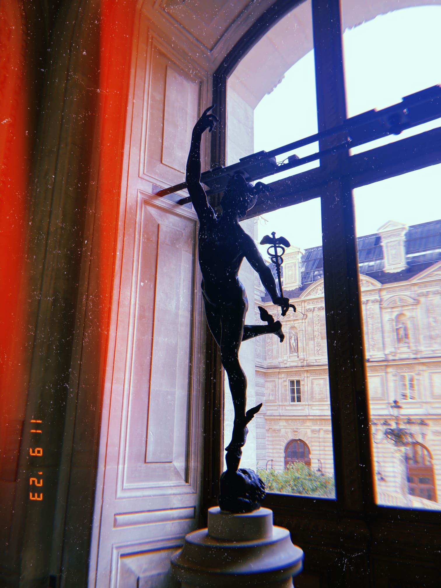 ルーヴルの窓辺に立つメルクリウス像のシルエット