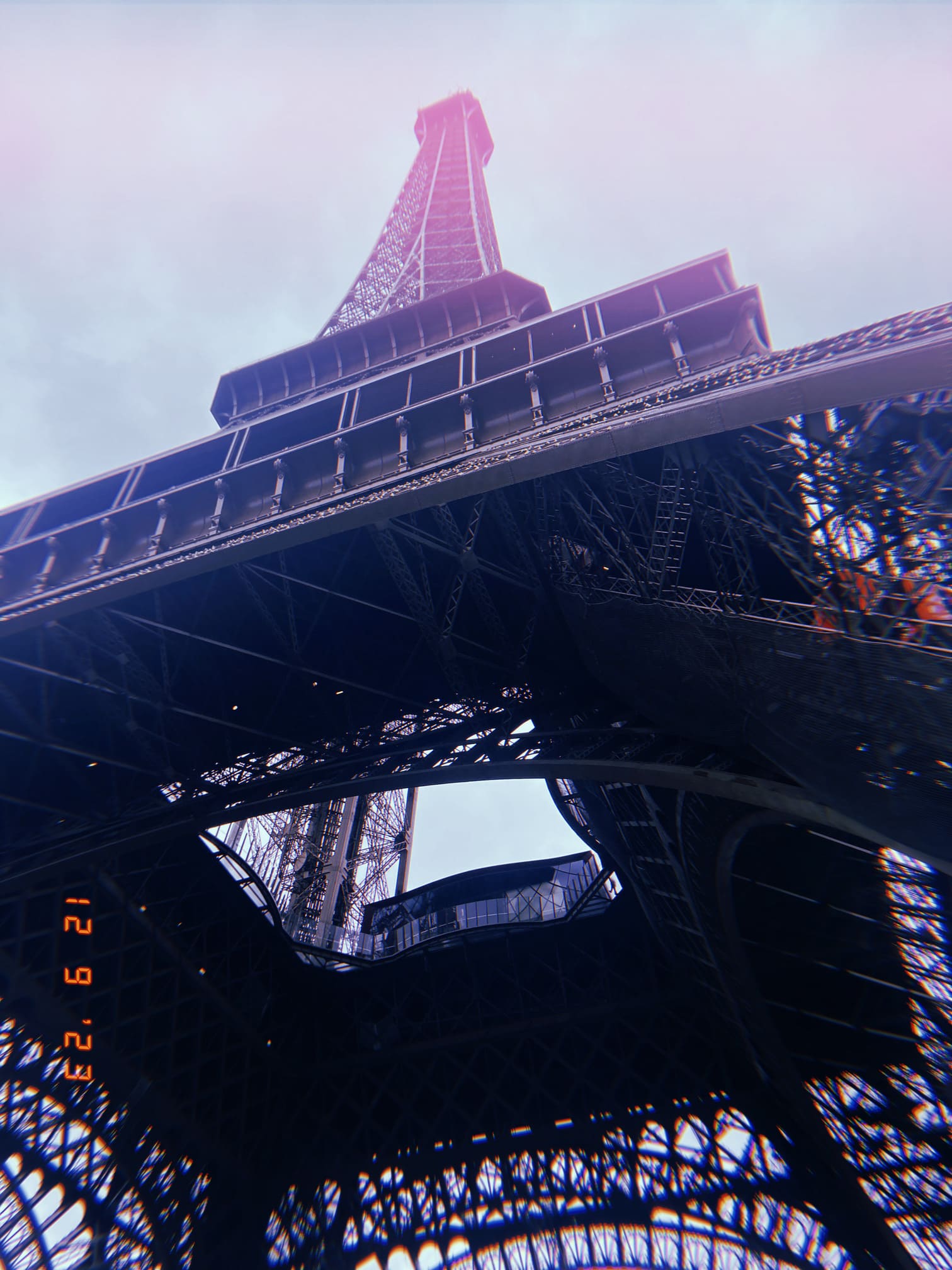 真下から見上げたエッフェル塔の鉄骨と空