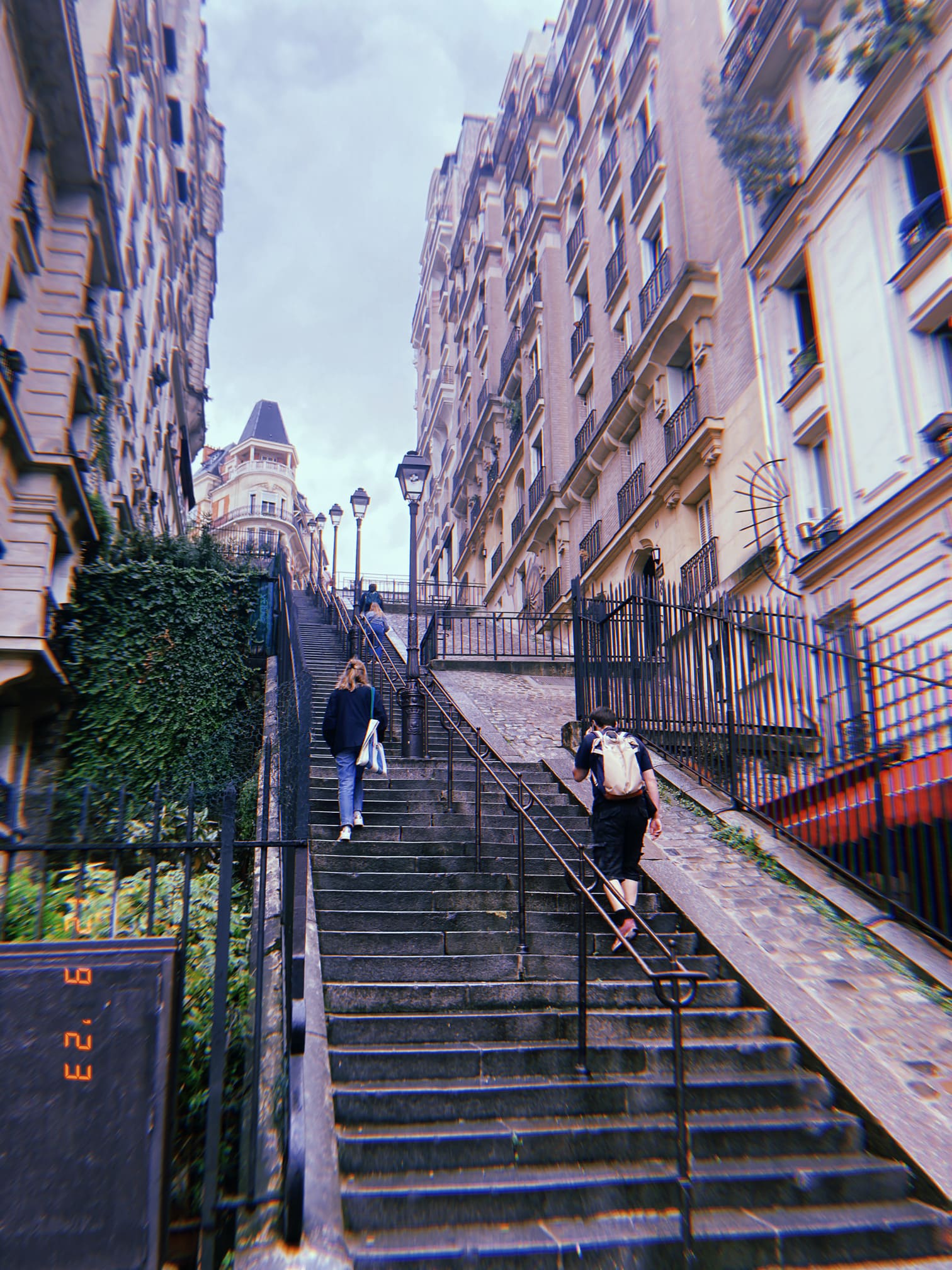 モンマルトルの長い石段と両脇の建物