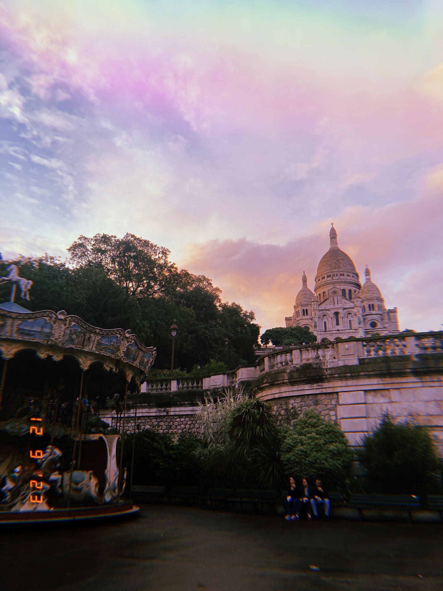 サクレ・クール寺院と手前のメリーゴーランド