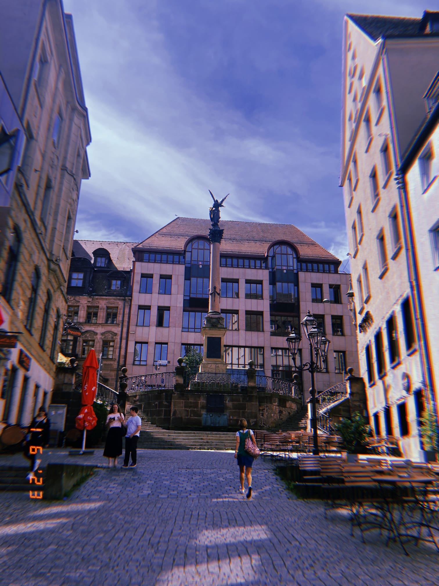 ニュルンベルグの広場と記念柱のある街角