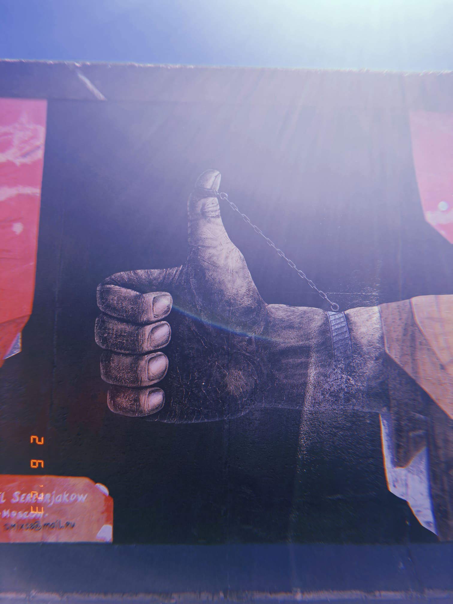 ベルリンの壁に描かれた親指を立てる大きな手の壁画