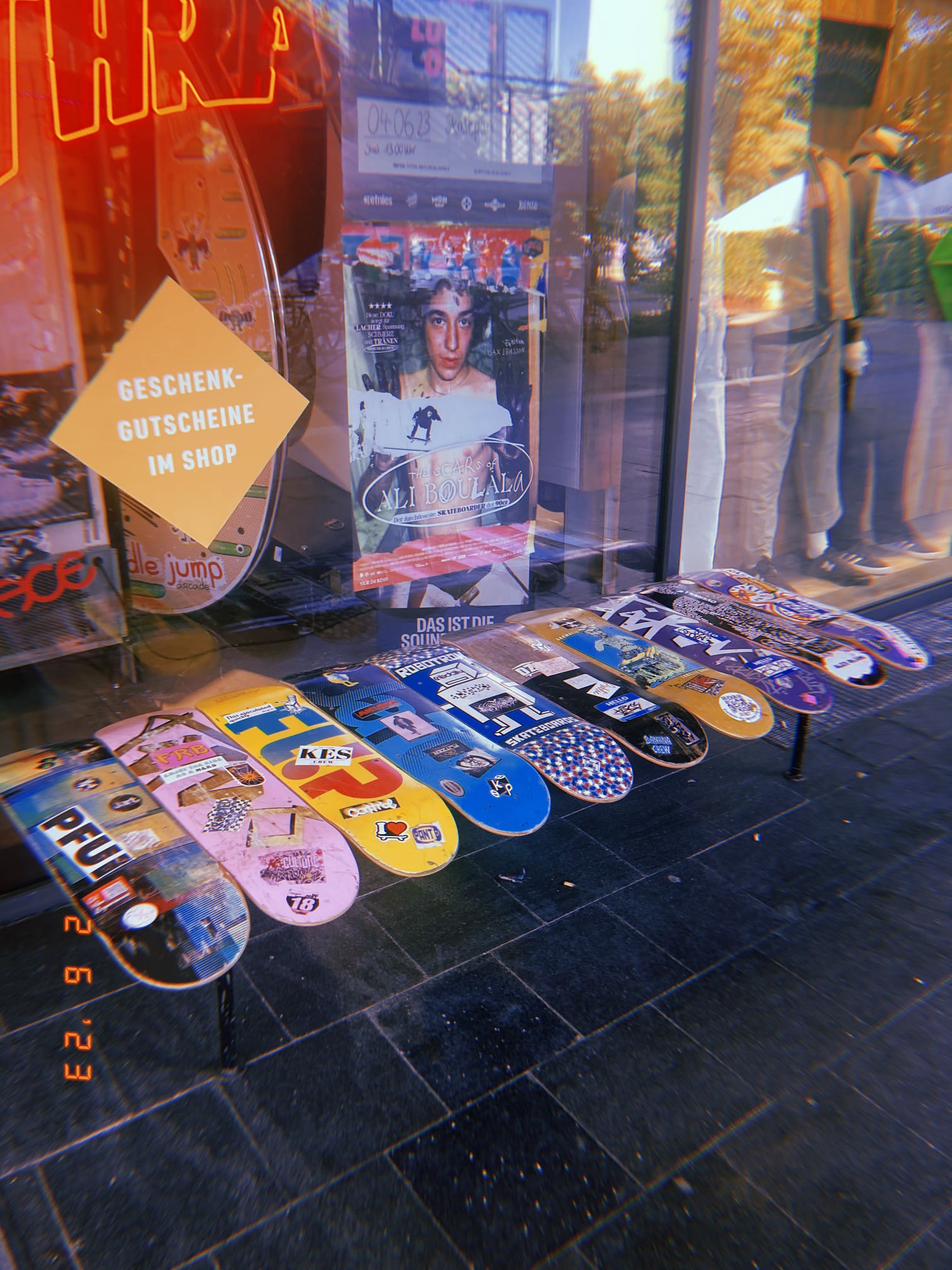 ベルリンのスケートボードショップのウィンドウに並ぶデッキ