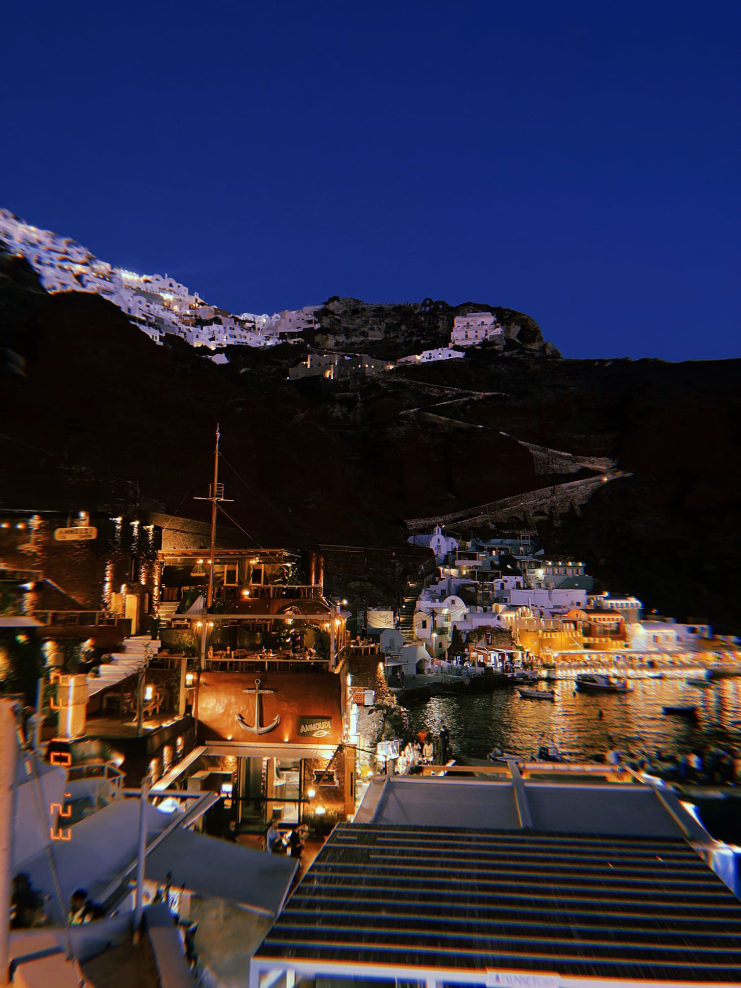 イアの港を見下ろす夜景とレストラン