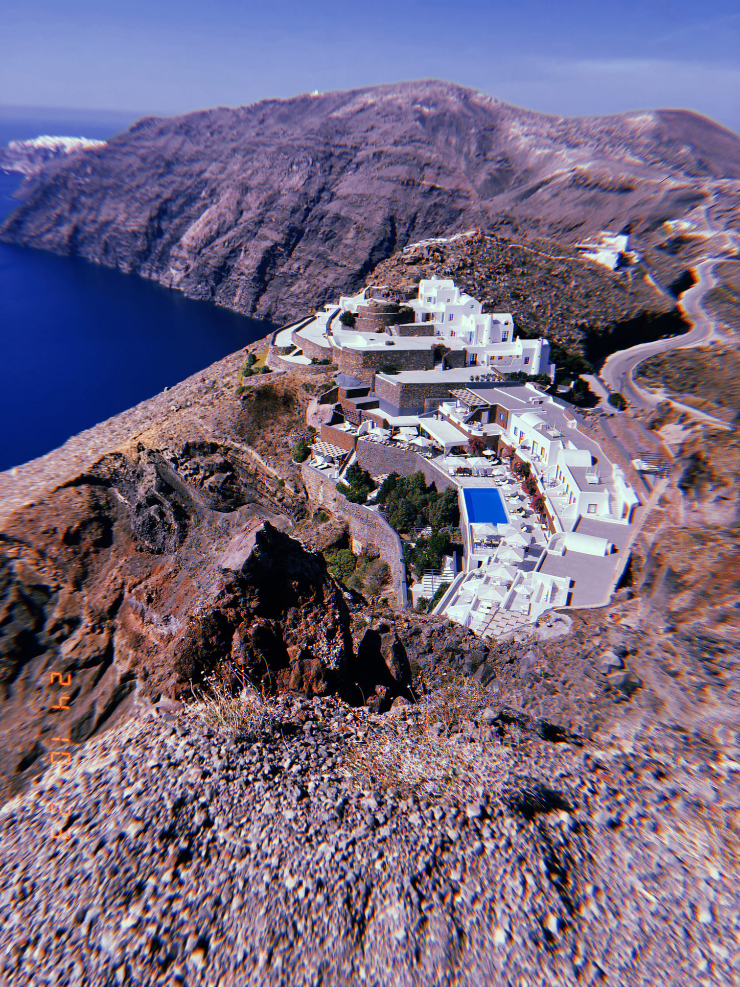 断崖に建つリゾートホテル群と青いプール