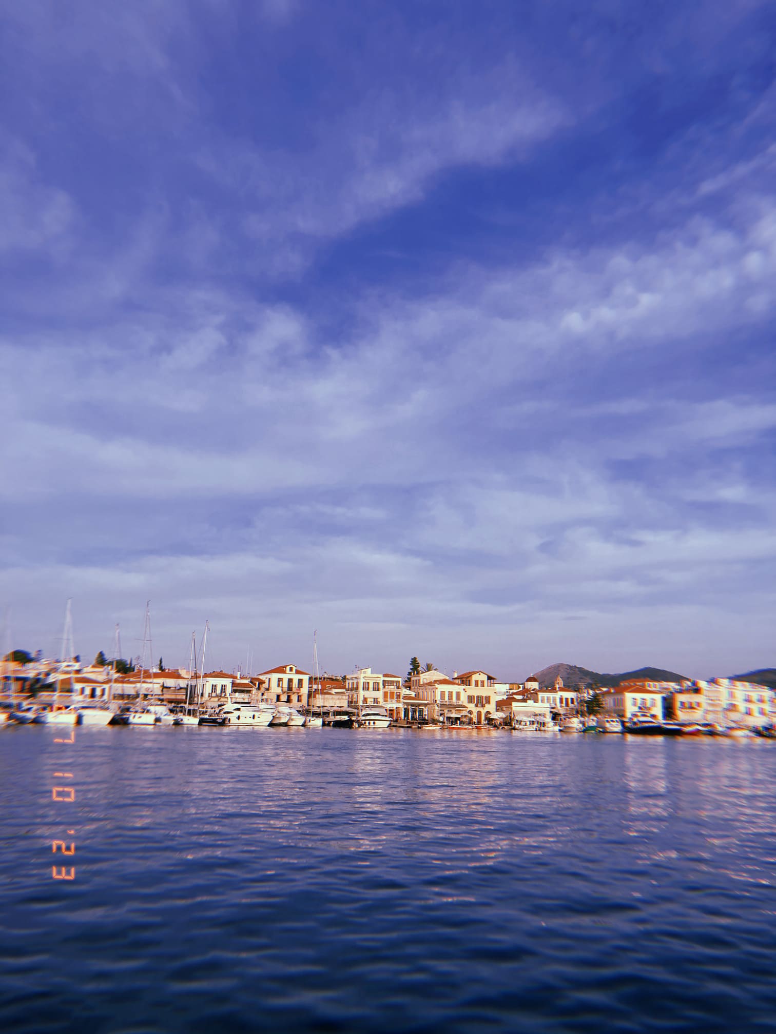 エギナ島の港と海に映る家並み