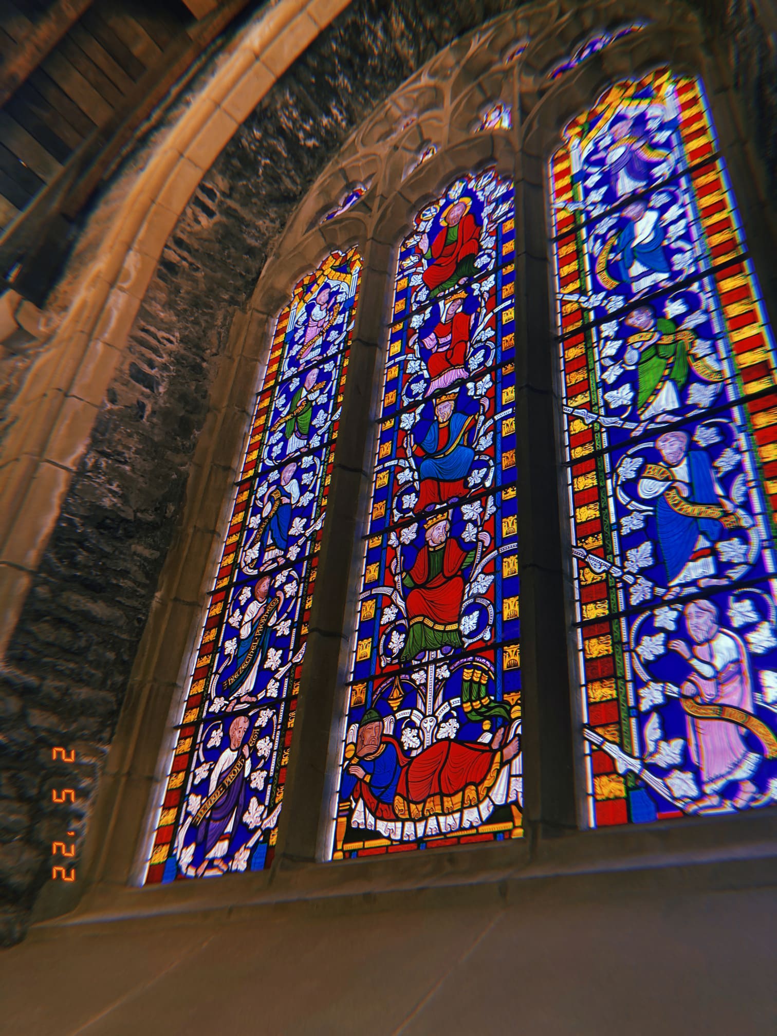 色鮮やかなステンドグラスの窓