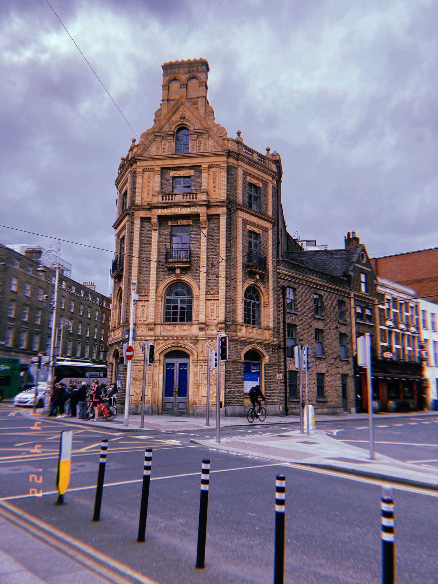 交差点に建つ装飾的な古いビル