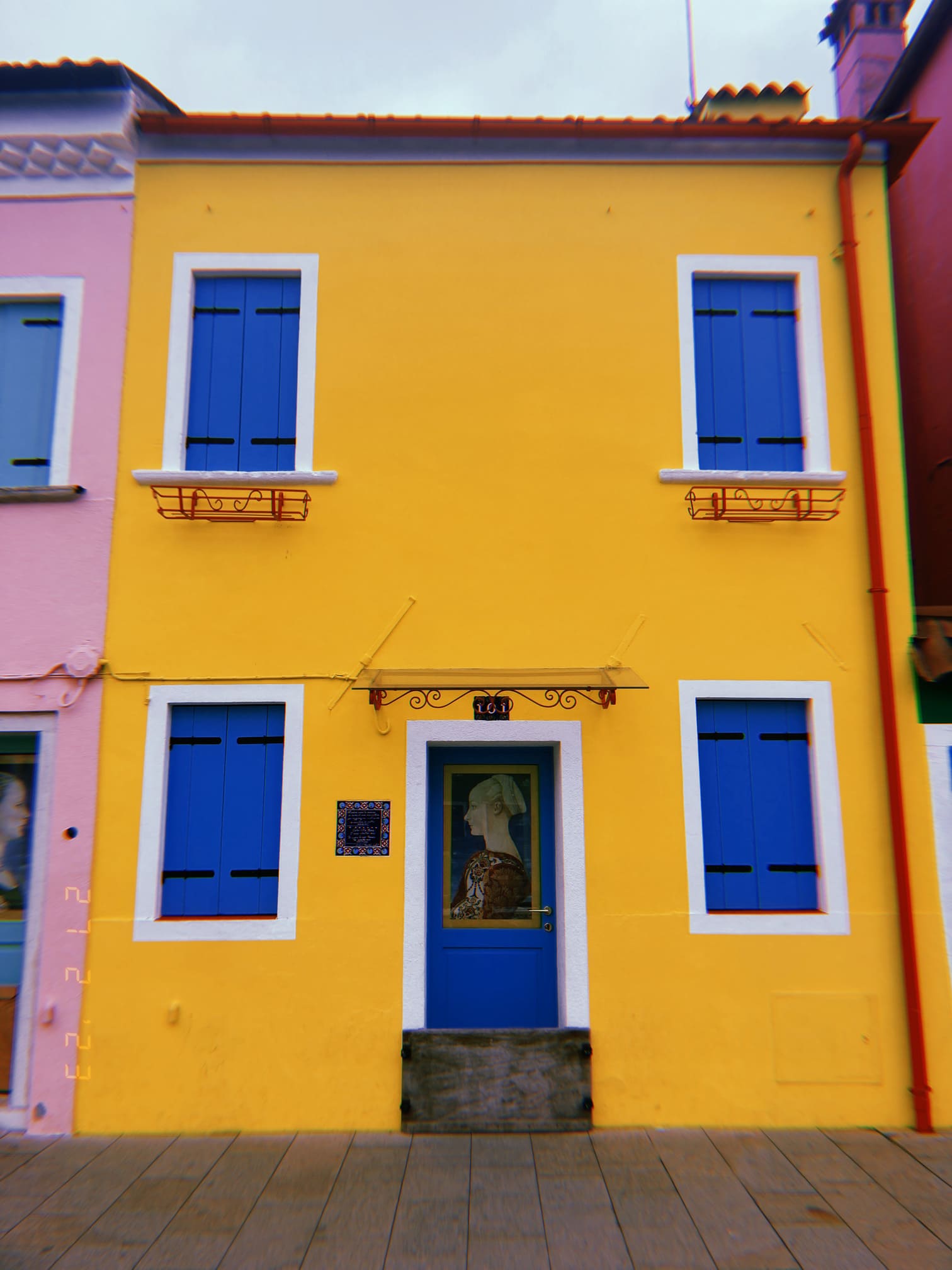 ブラーノ島の黄色い家と青い扉