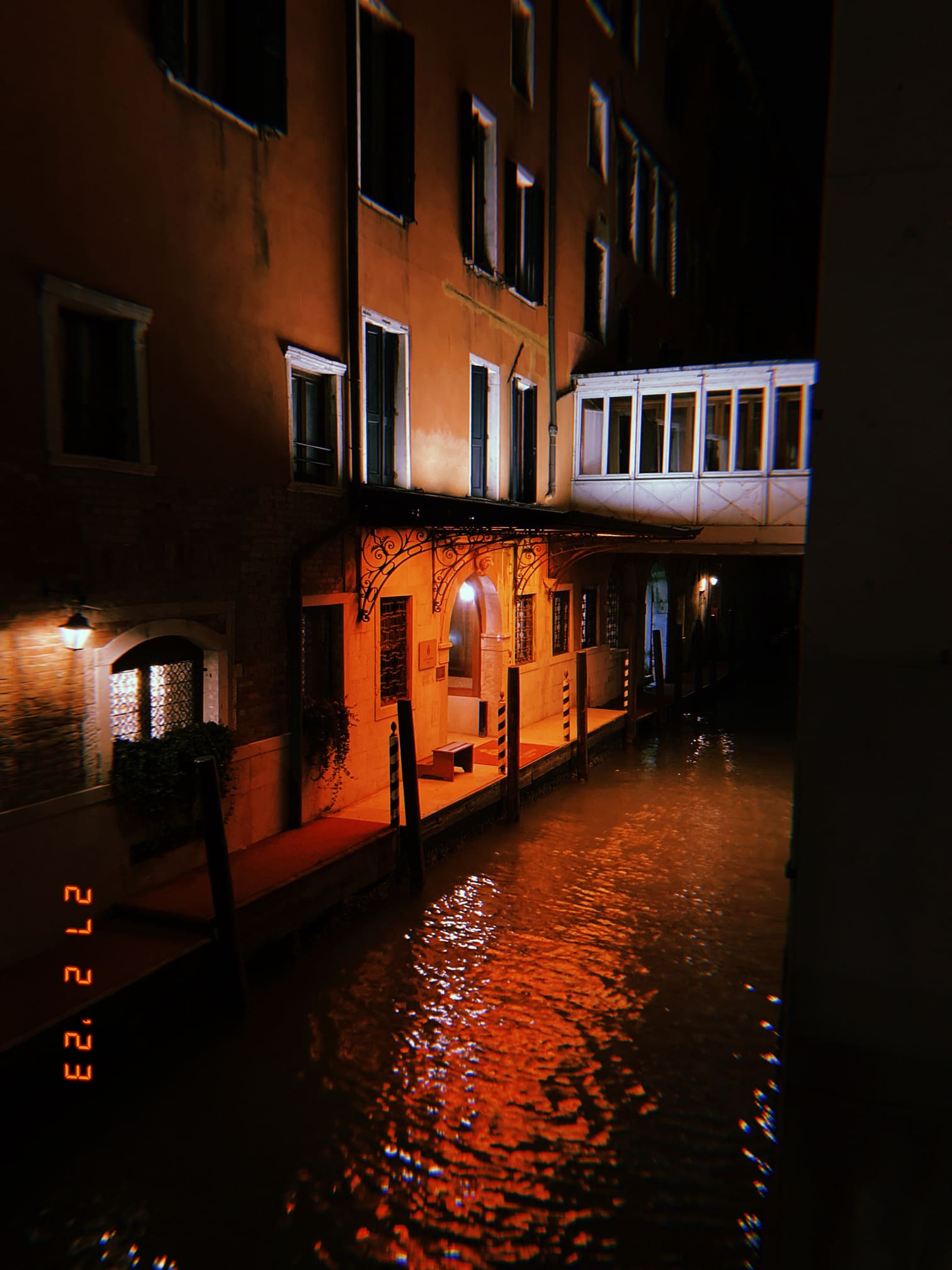 赤い光に照らされた夜の運河沿い