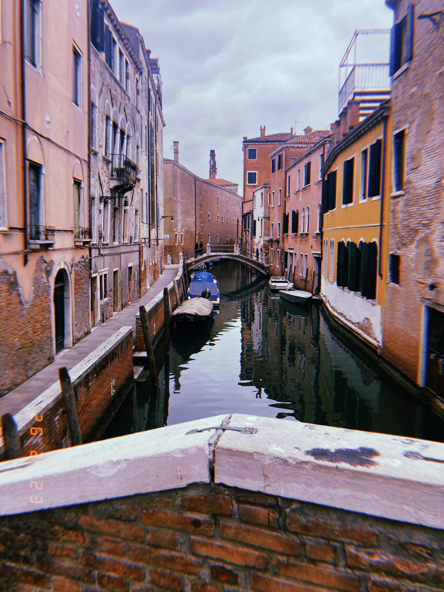 ヴェネチアの小さな運河と橋