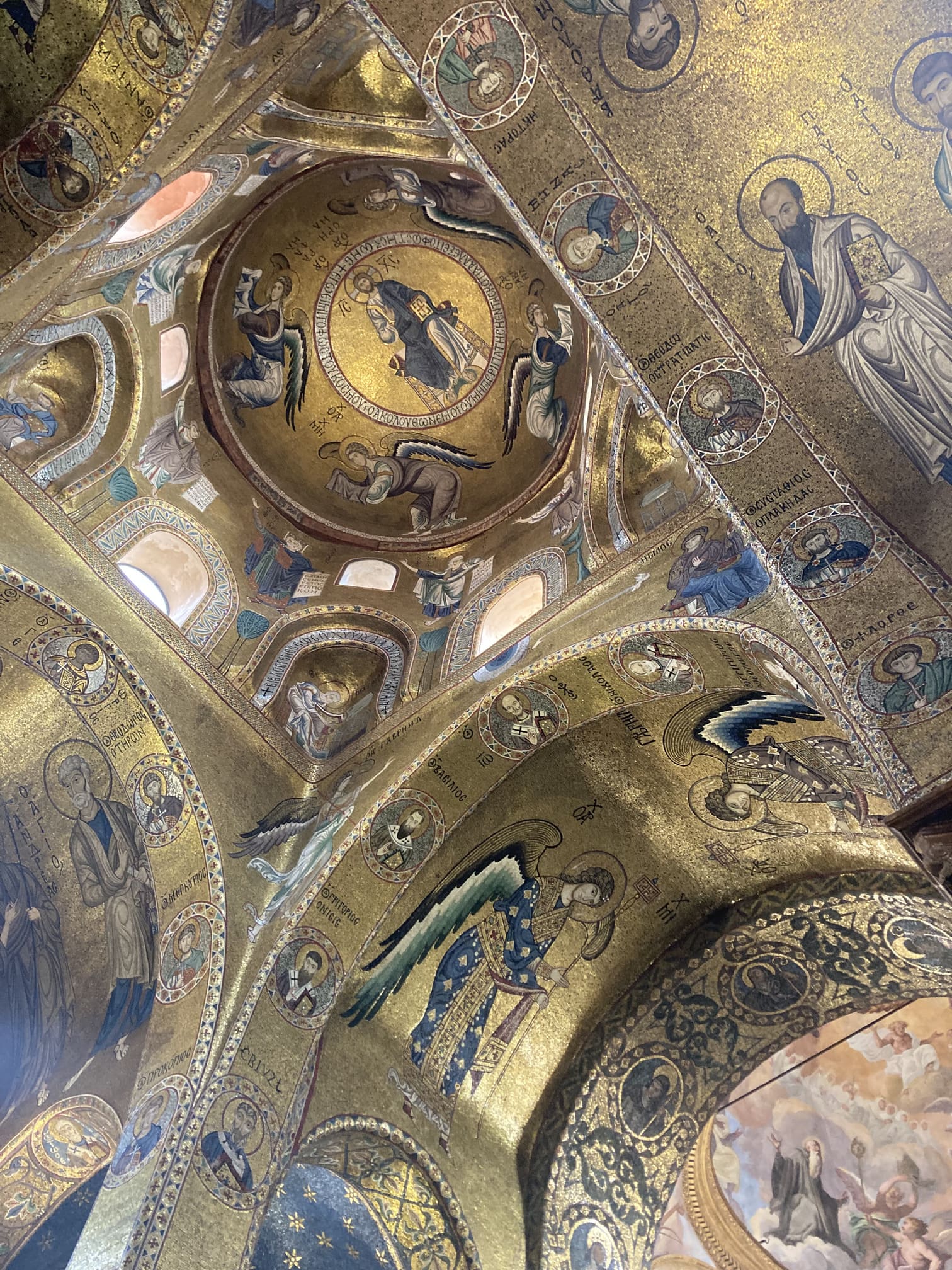 黄金のモザイクが広がる天井装飾