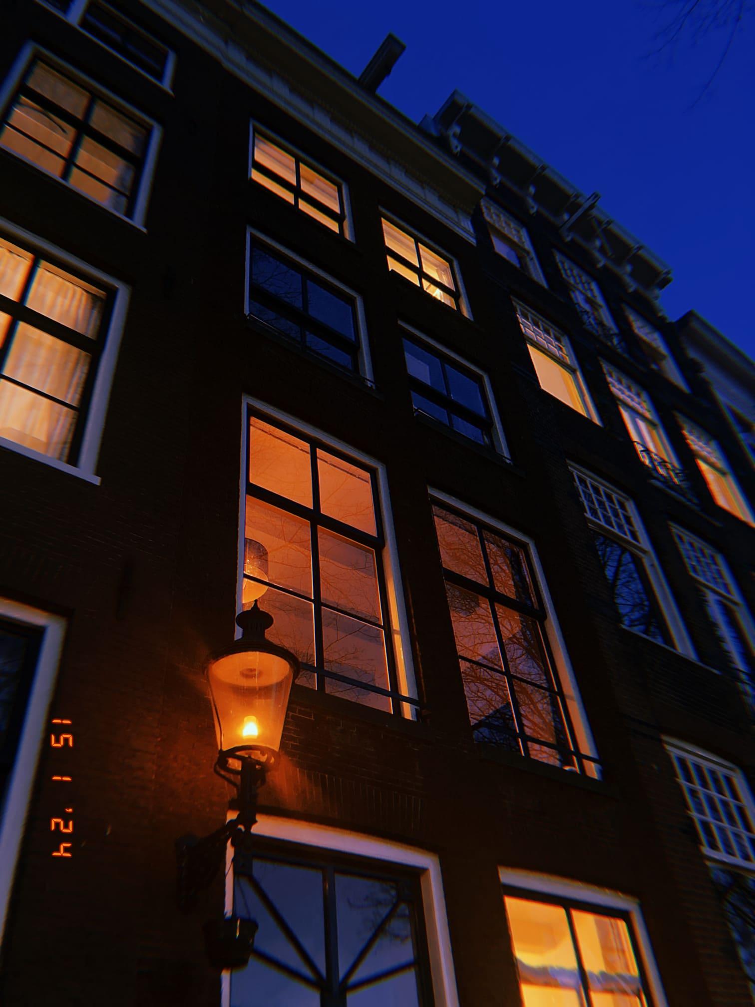 オレンジに光る窓と街灯