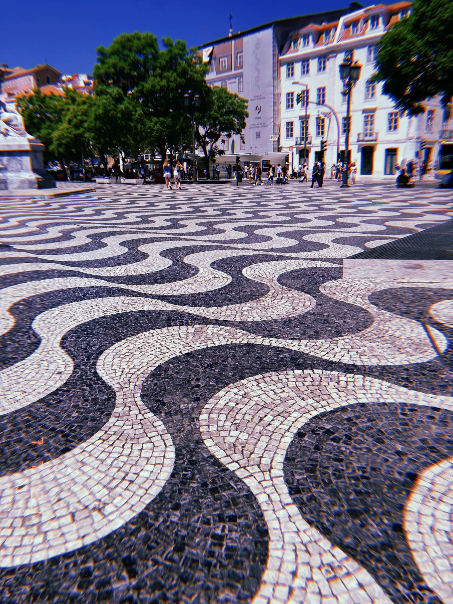 波模様の石畳が広がる広場