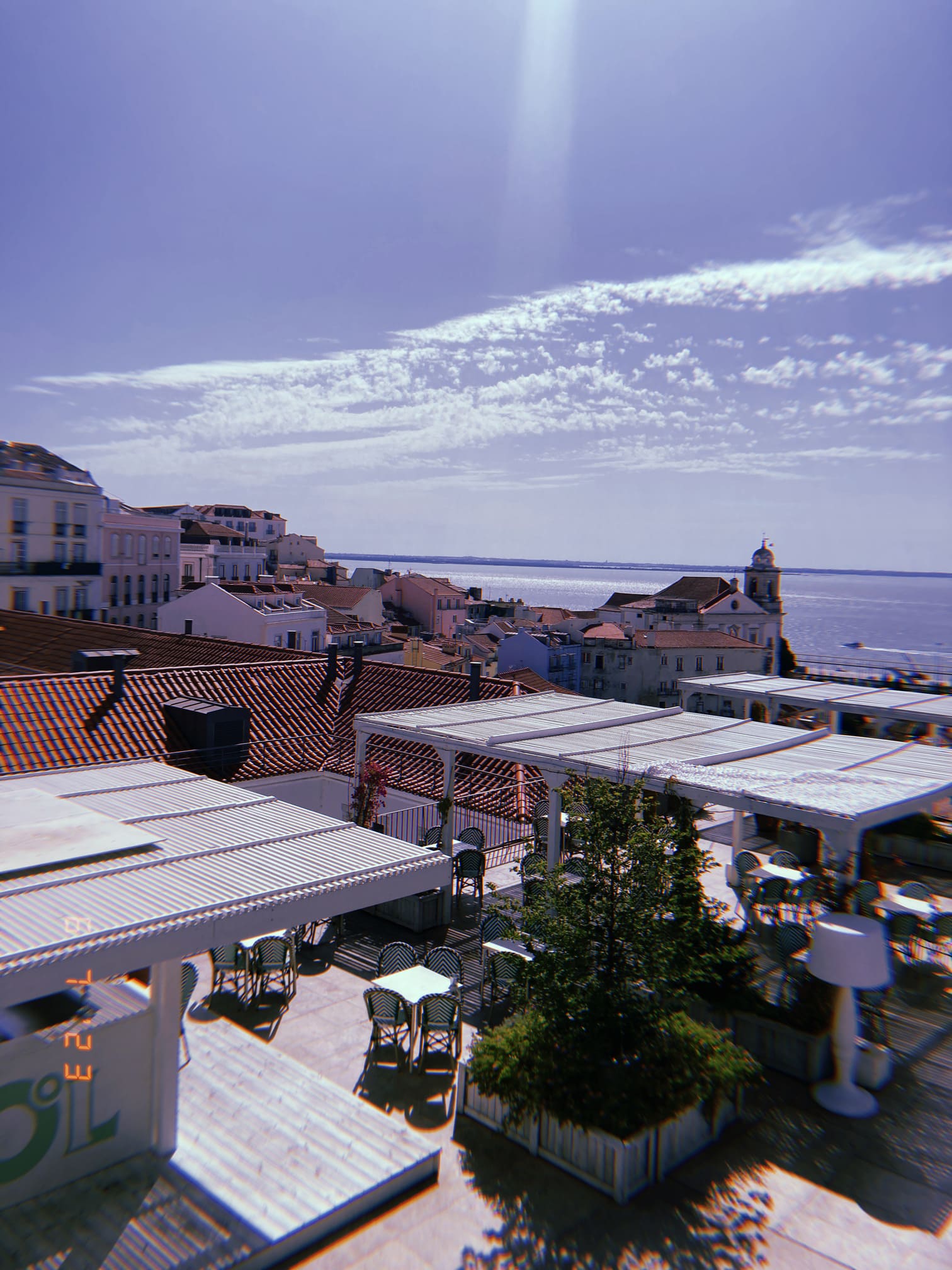 リスボンの屋上テラスと海