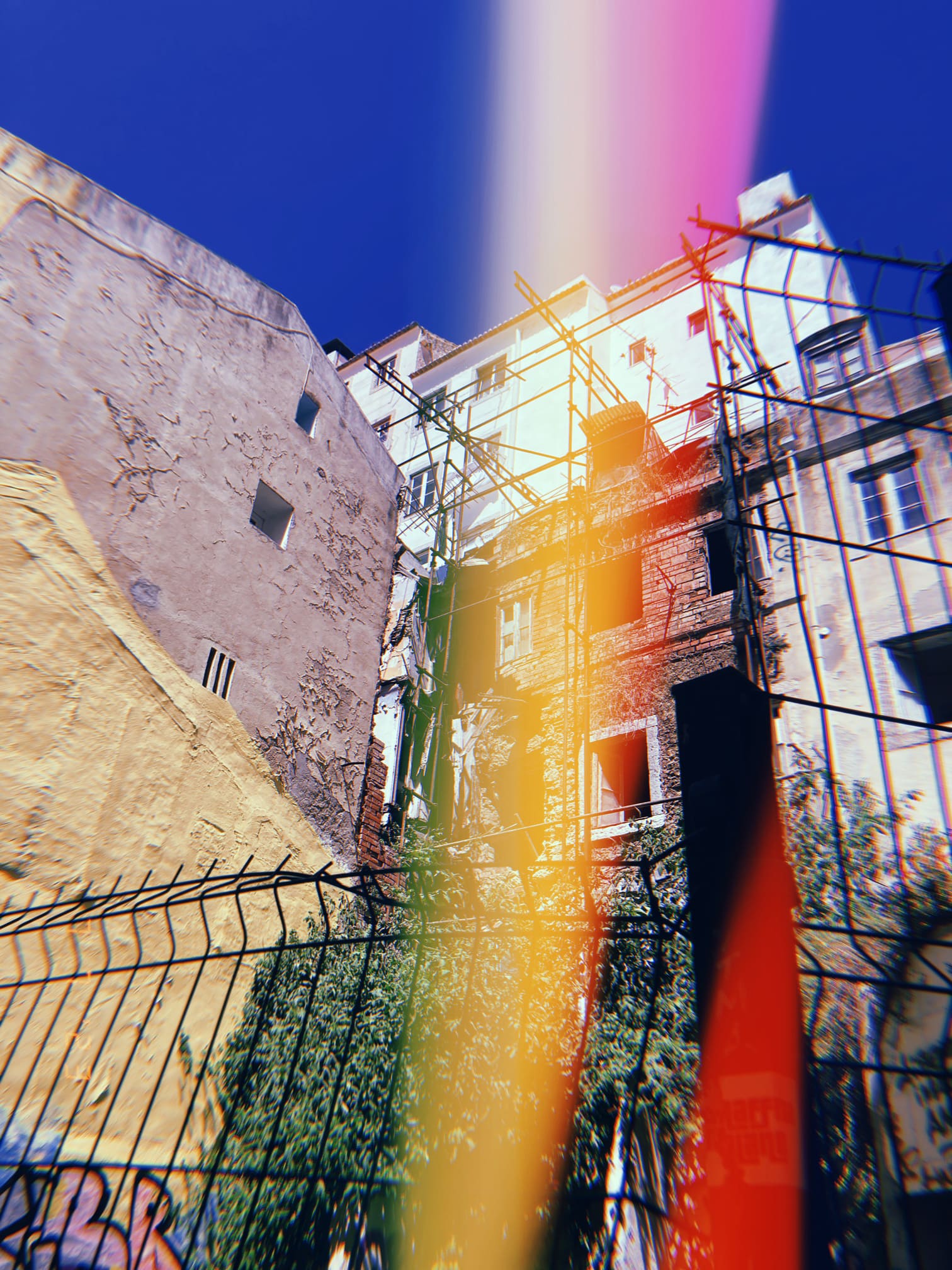 古い建物と光が差し込む路地