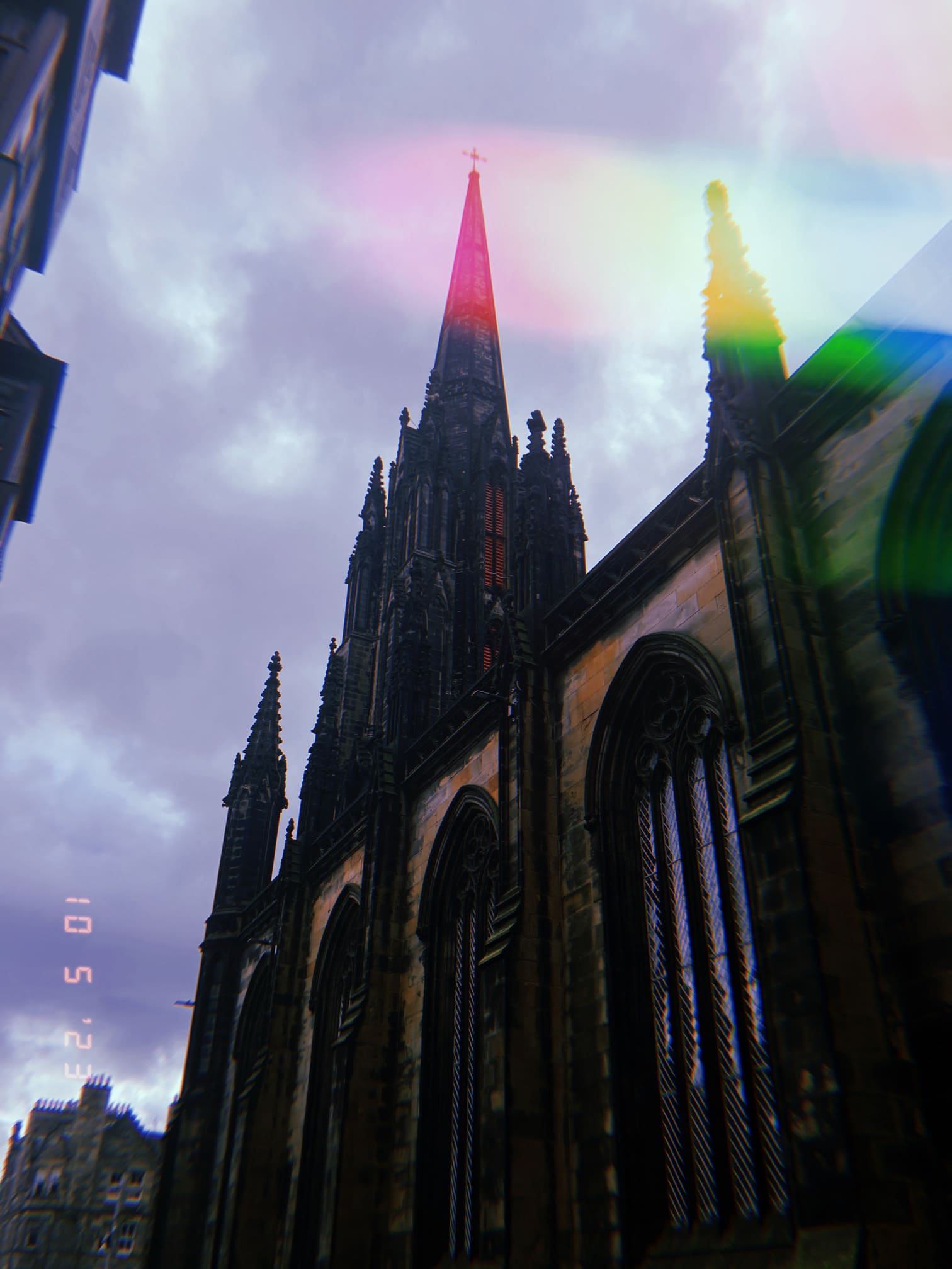 青空に尖塔を伸ばすザ・ハブの外観