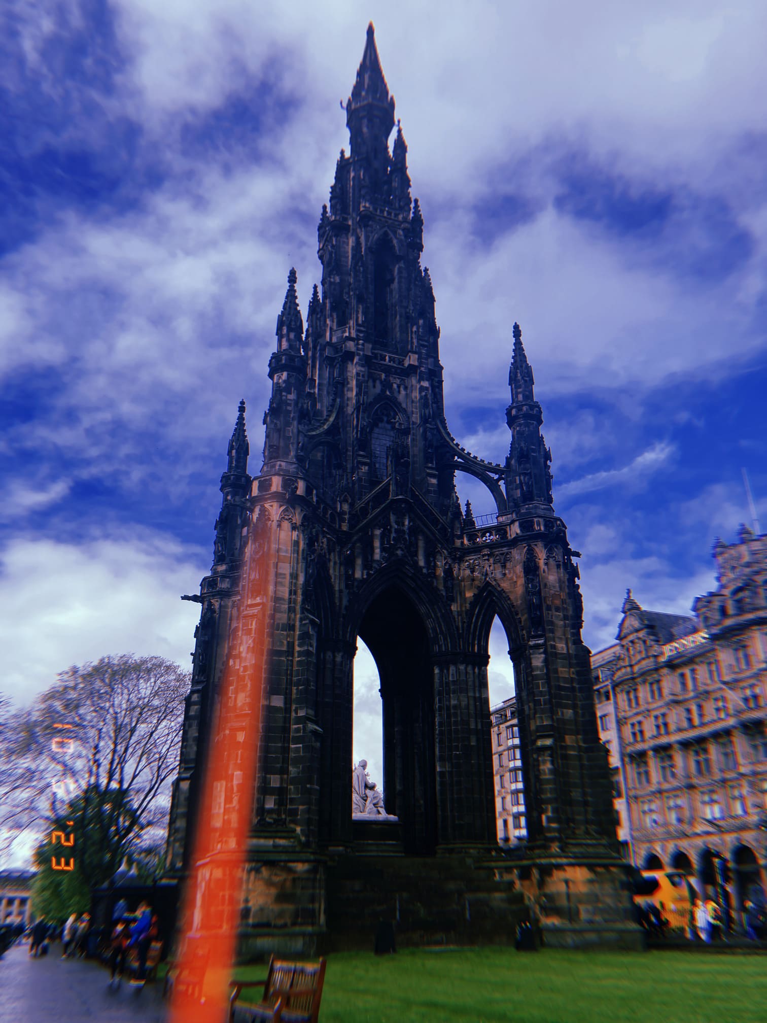 エディンバラの街にそびえるスコット記念塔