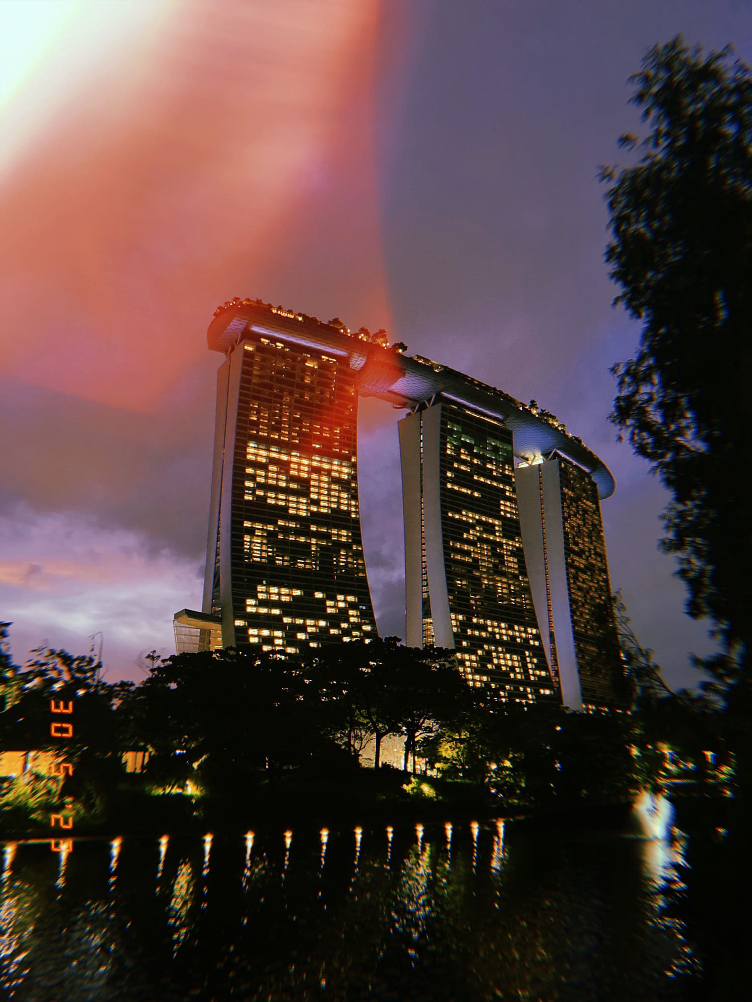 水辺に映るマリーナ・ベイ・サンズの夜景