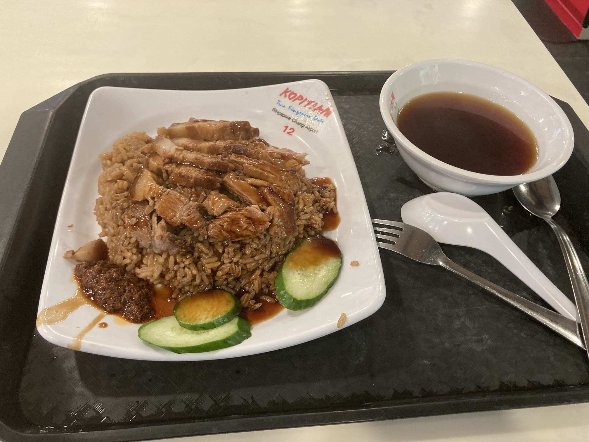 ホーカーズで提供された肉料理のプレートとスープ