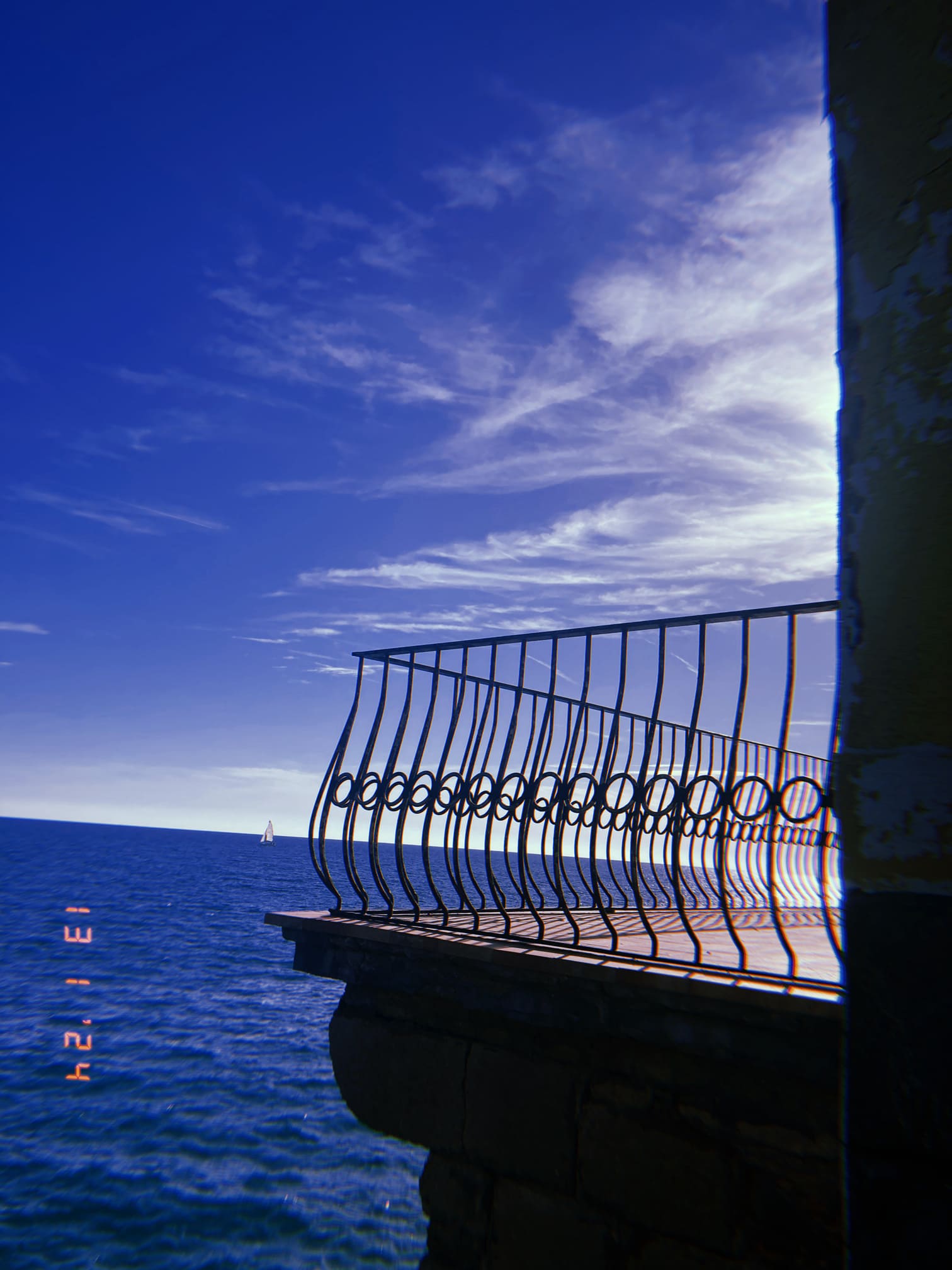 シッチェスの海を望むバルコニー