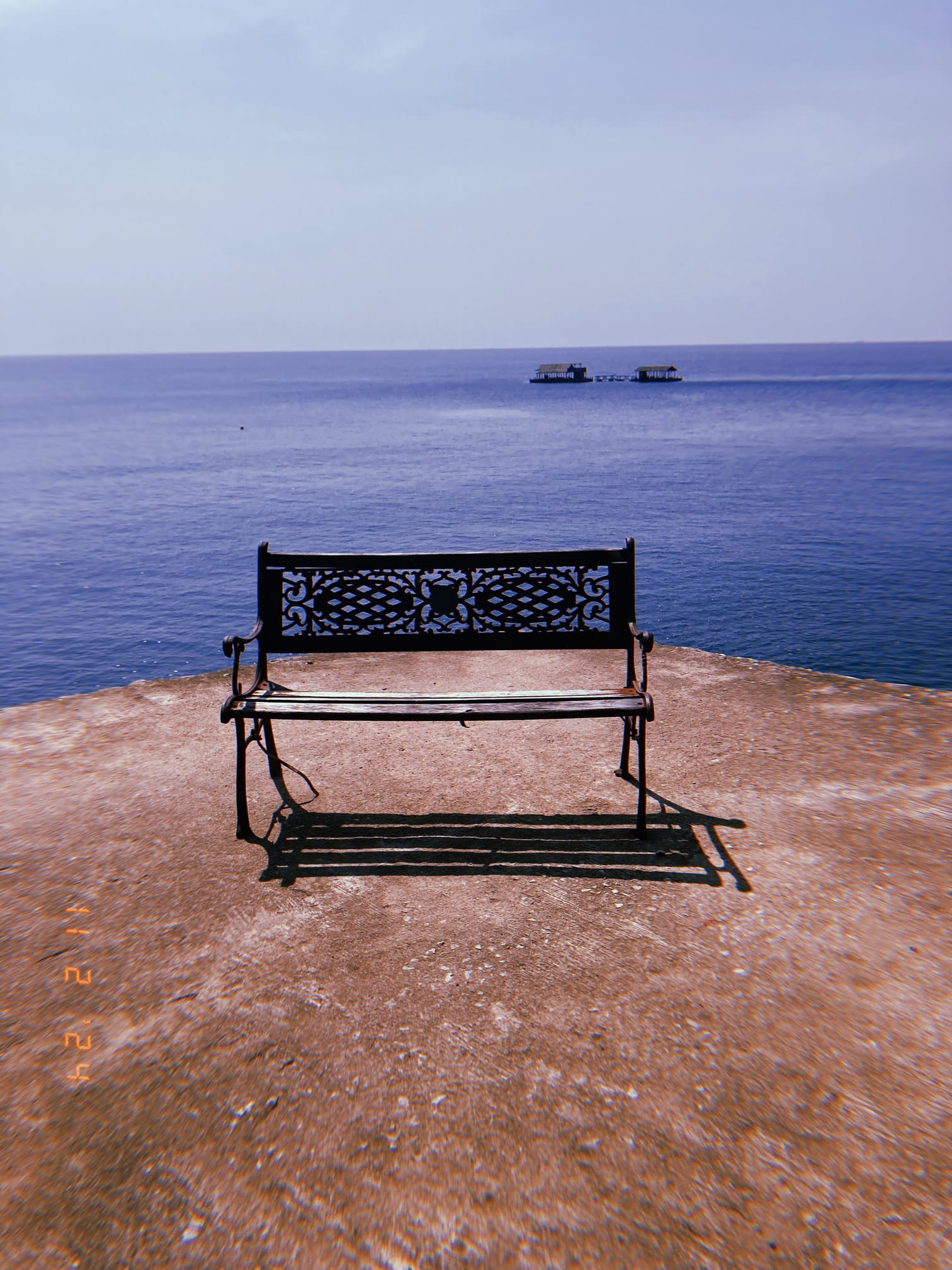 海辺に置かれたベンチ