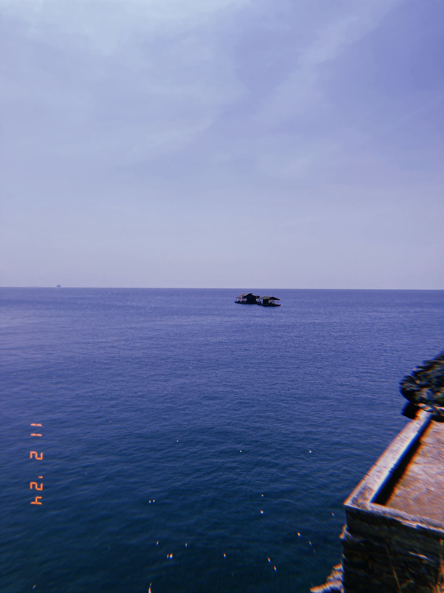 シーチャン島の海に浮かぶ家