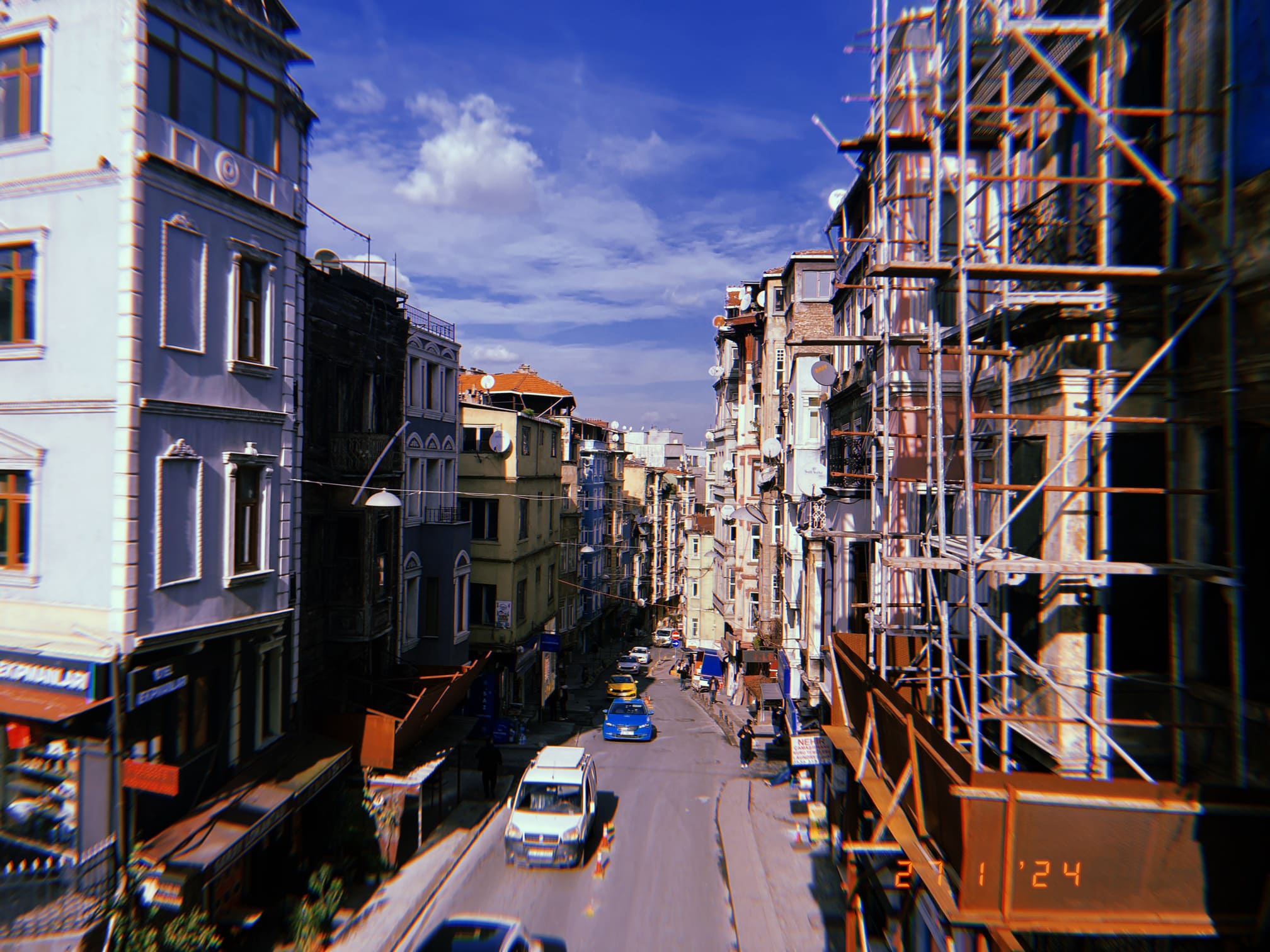 イスタンブールの午後、日差しと影が映える坂道の風景