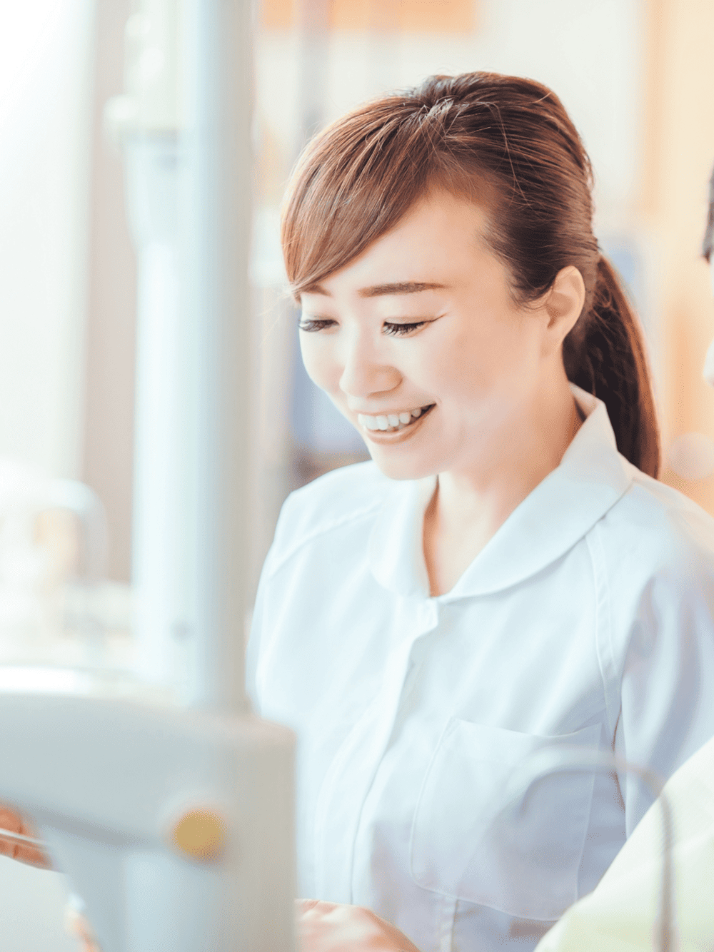 笑顔で仕事をしている女性看護師