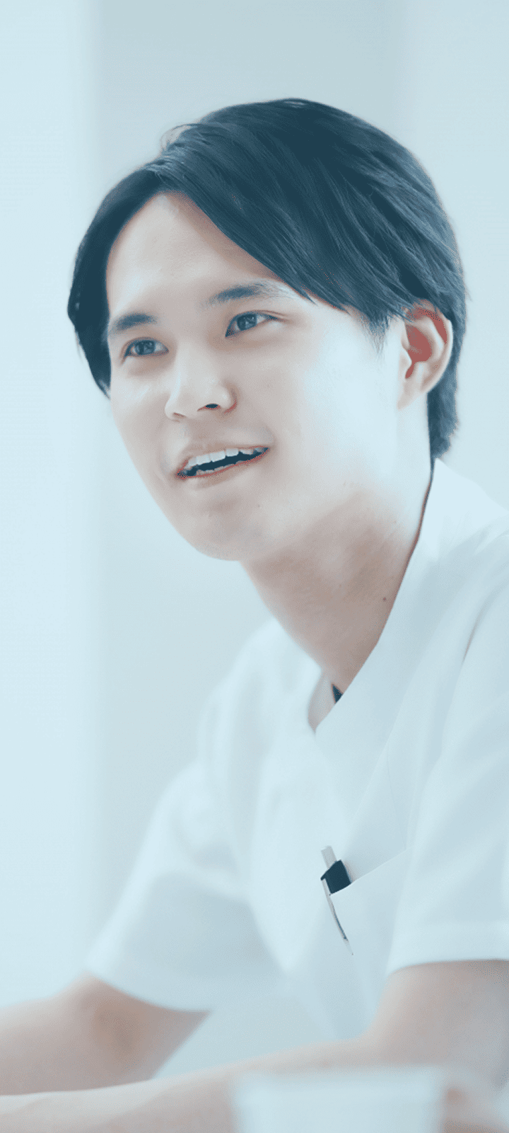 笑顔の男性医療従事者