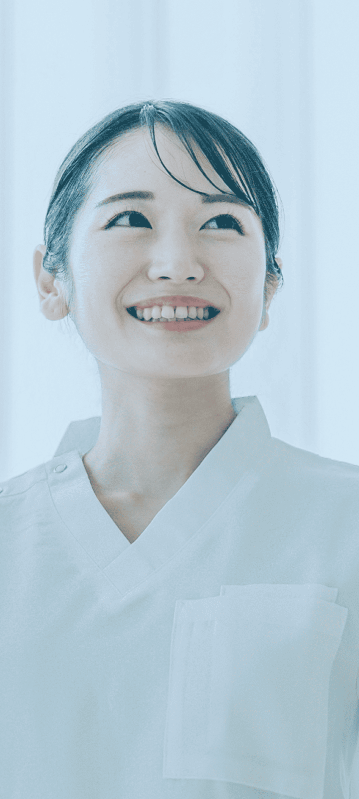 笑顔の女性医療従事者