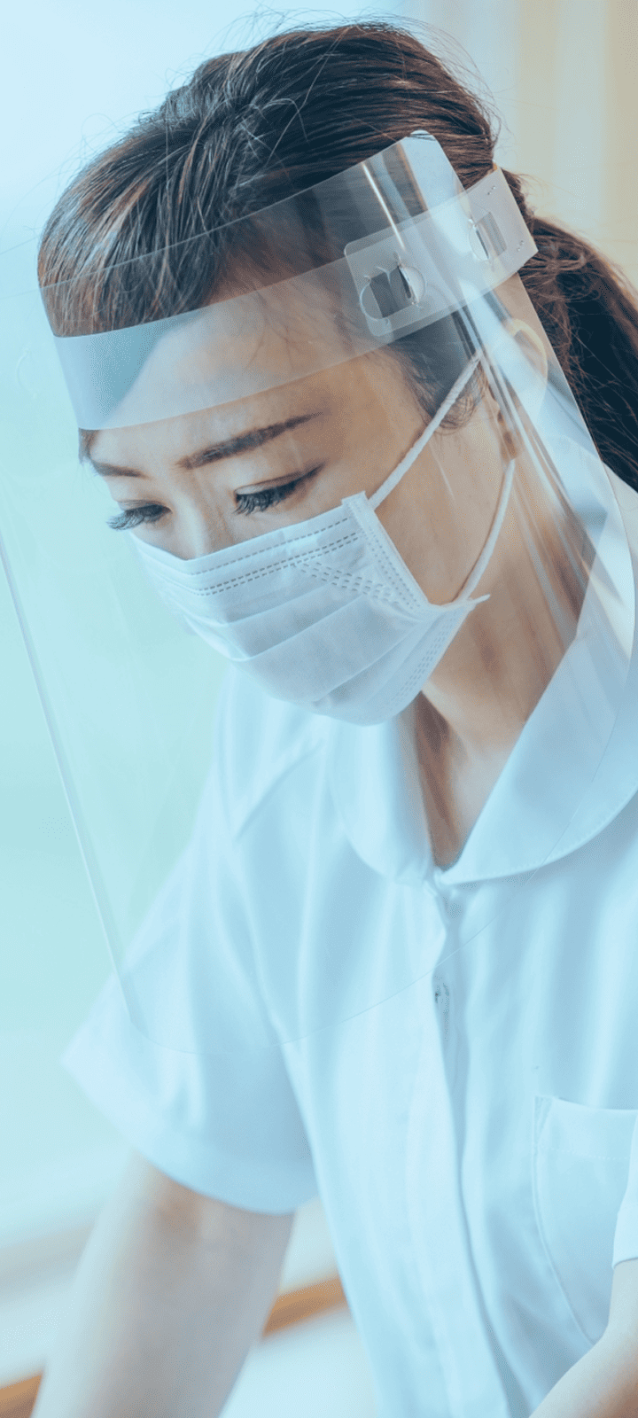 フェイスシールドとマスクを着用した女性看護師