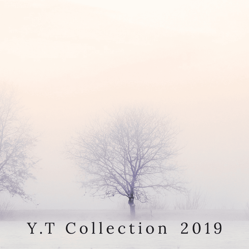 幻想的な冬景色の中、霧で覆われた木が中央にある。その木に寄りかかって物思いに耽っている男性がいる