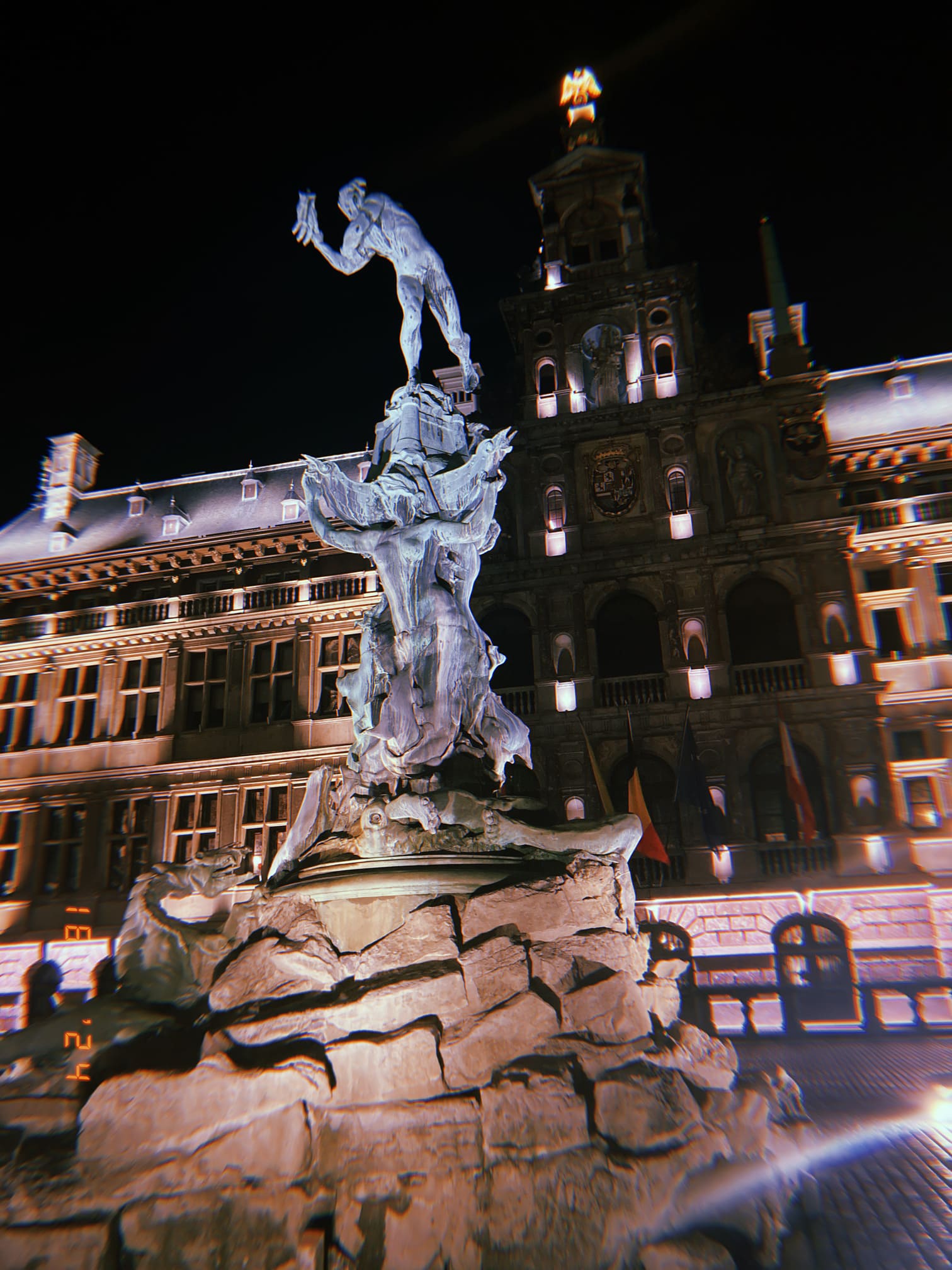 ブラボーの像と背景に映る市庁舎（アントワープ）