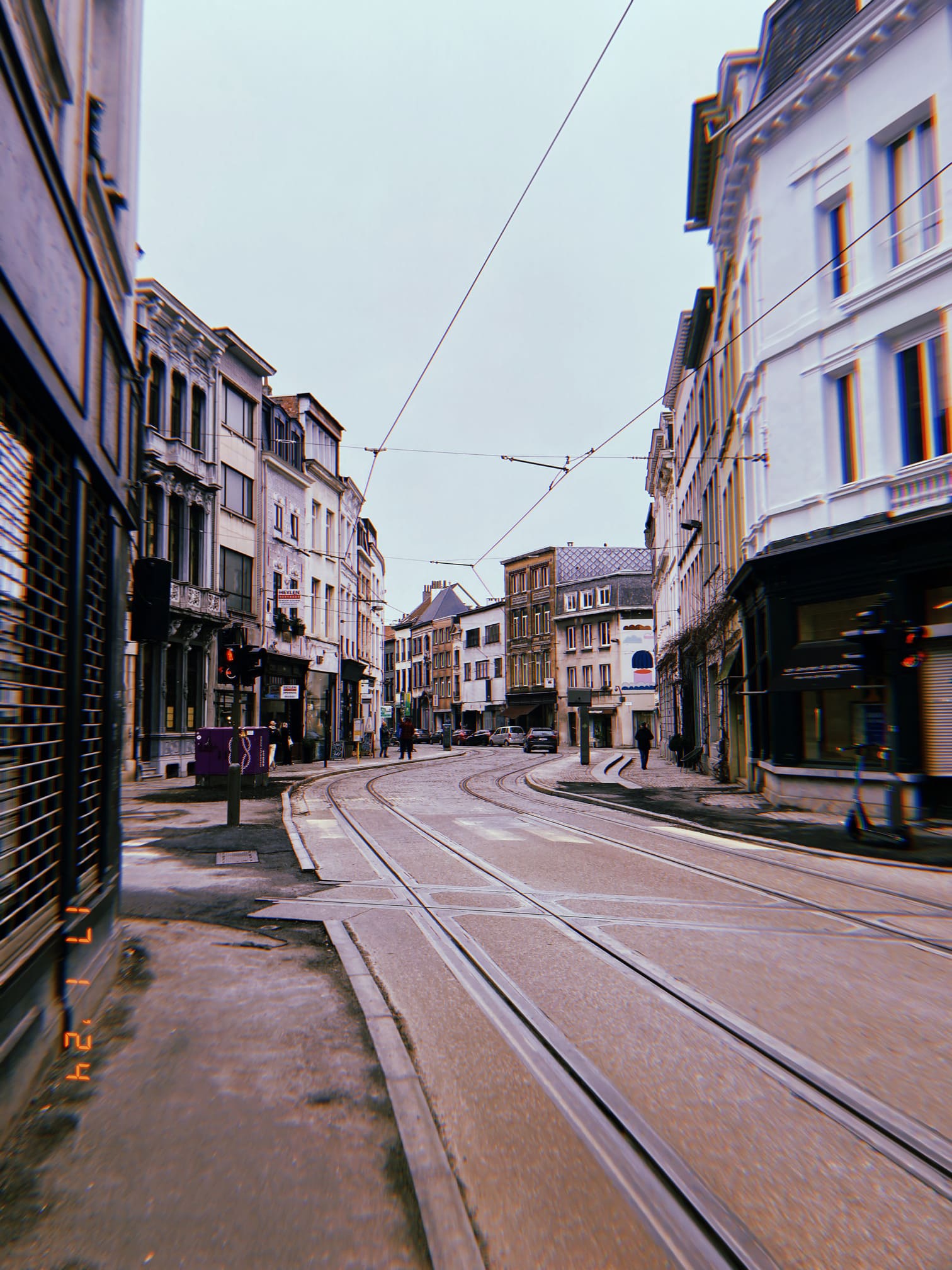 アントワープの路面電車が走る石畳の通り