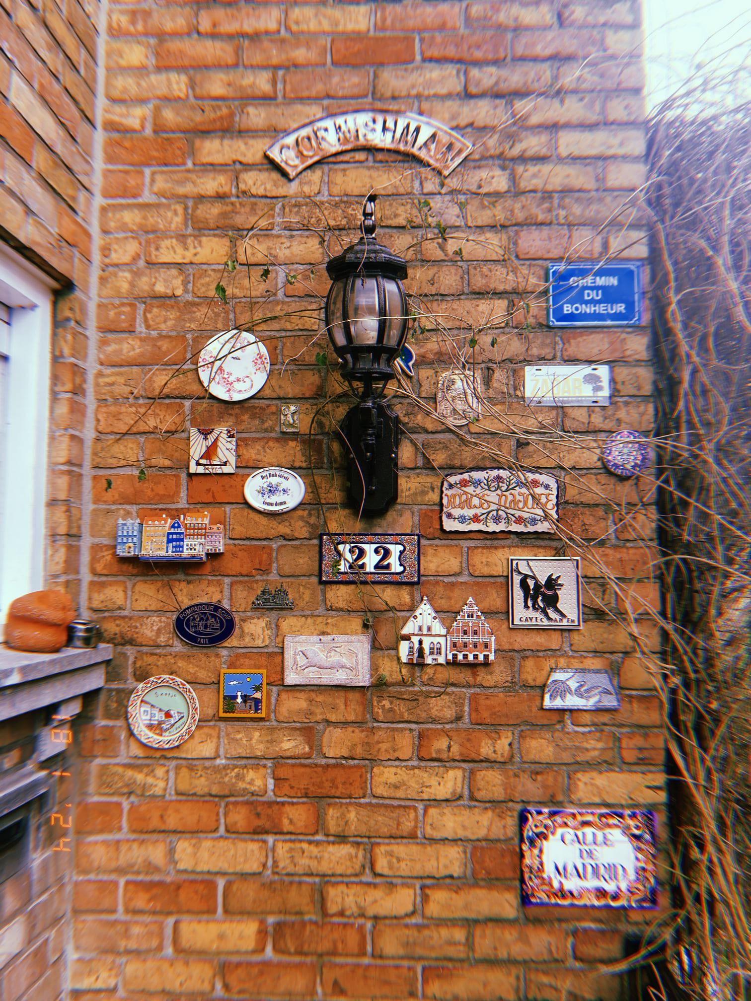 ブルージュの宿の玄関と装飾された壁